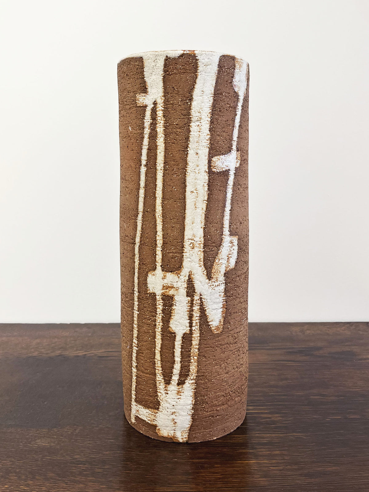 Vase en terre cuite et dessins abstraits