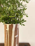 Vase en terre cuite et dessins abstraits