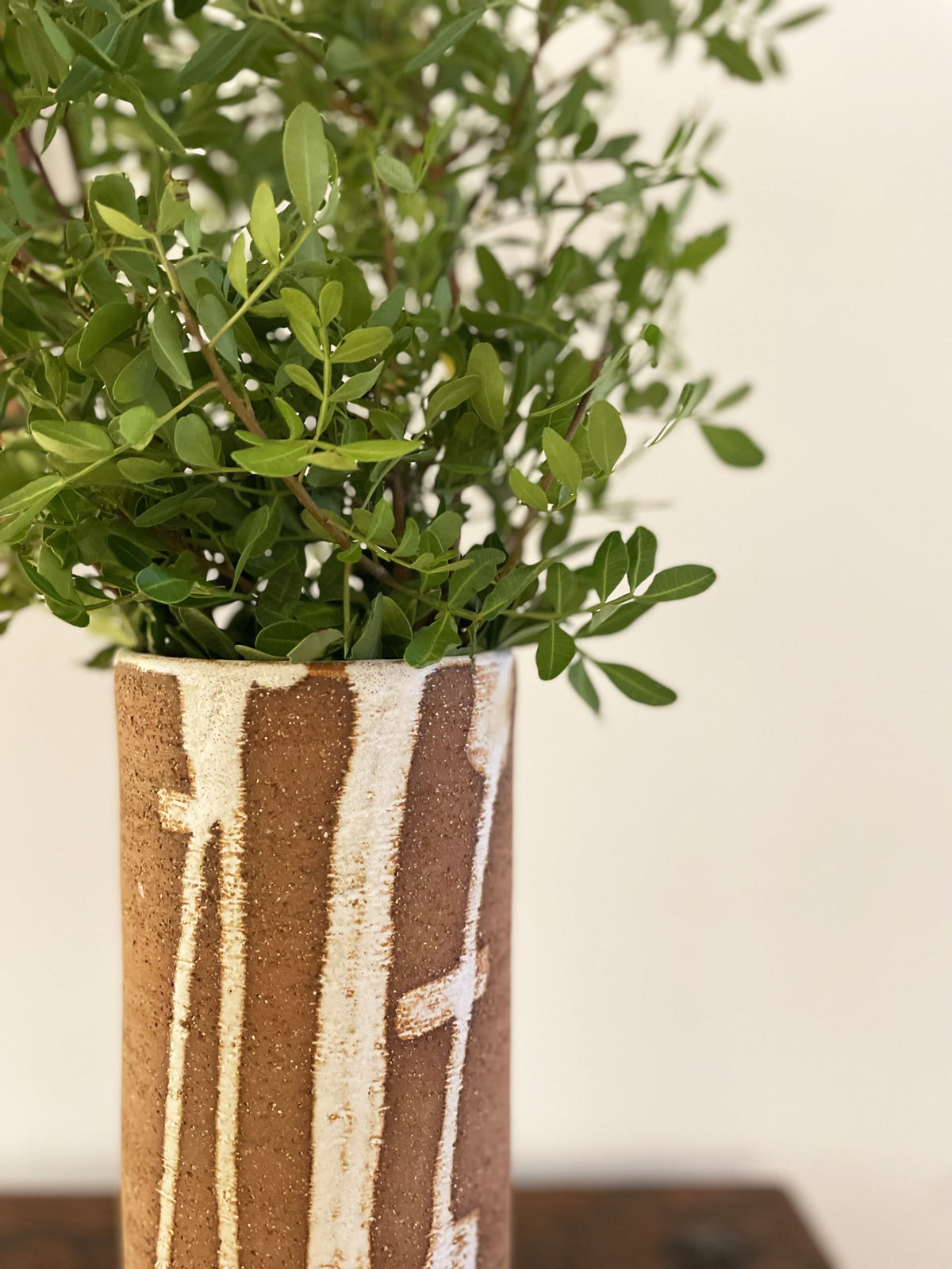 Vase en terre cuite et dessins abstraits