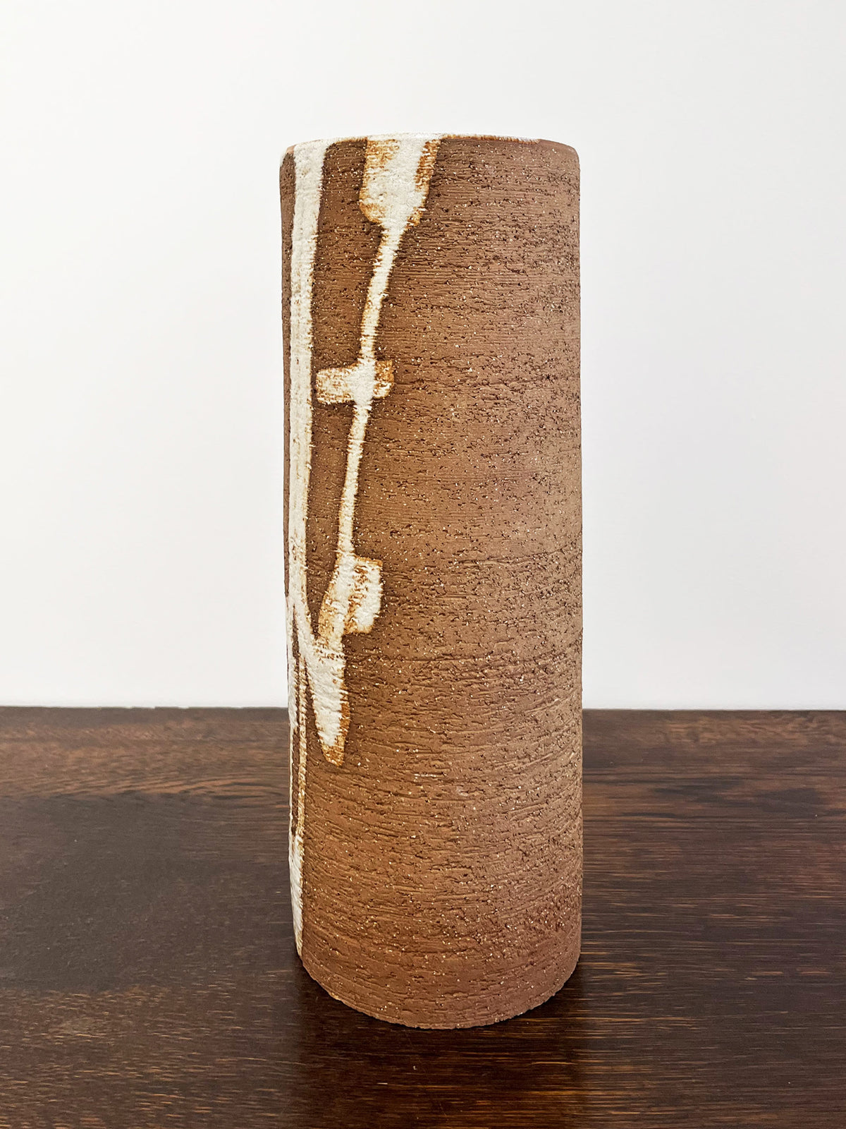 Vase en terre cuite et dessins abstraits