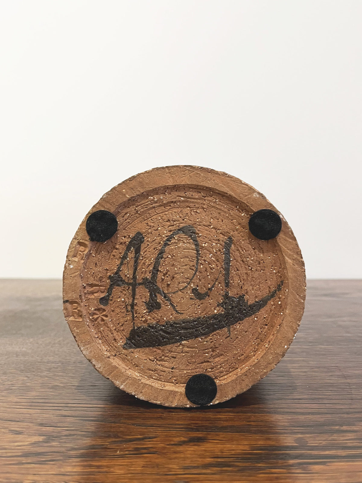 Vase en terre cuite et dessins abstraits
