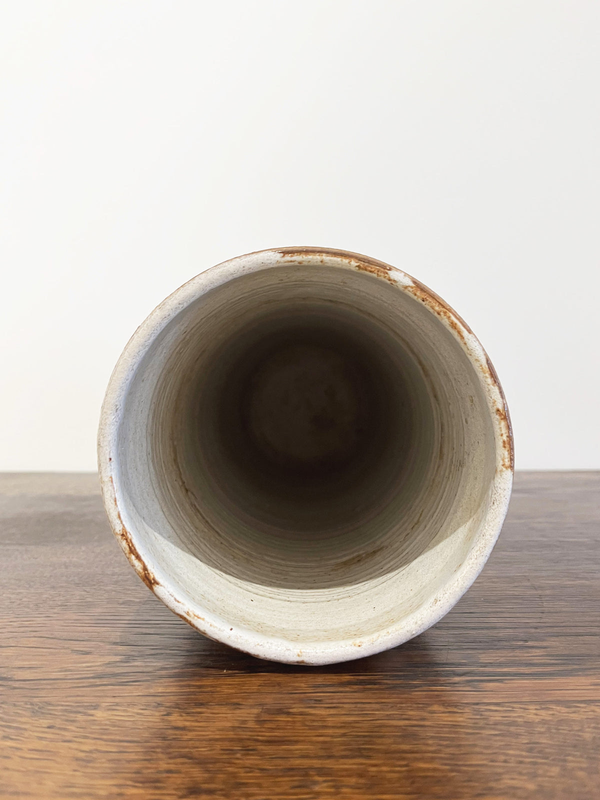 Vase en terre cuite et dessins abstraits