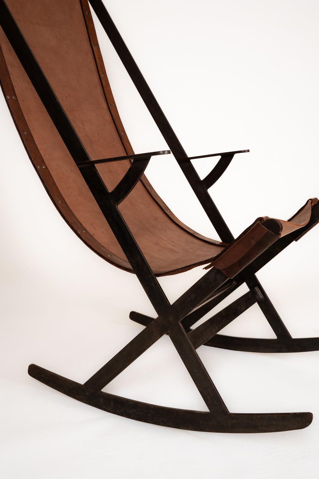 Silla mecedora de cuero y hierro forjado