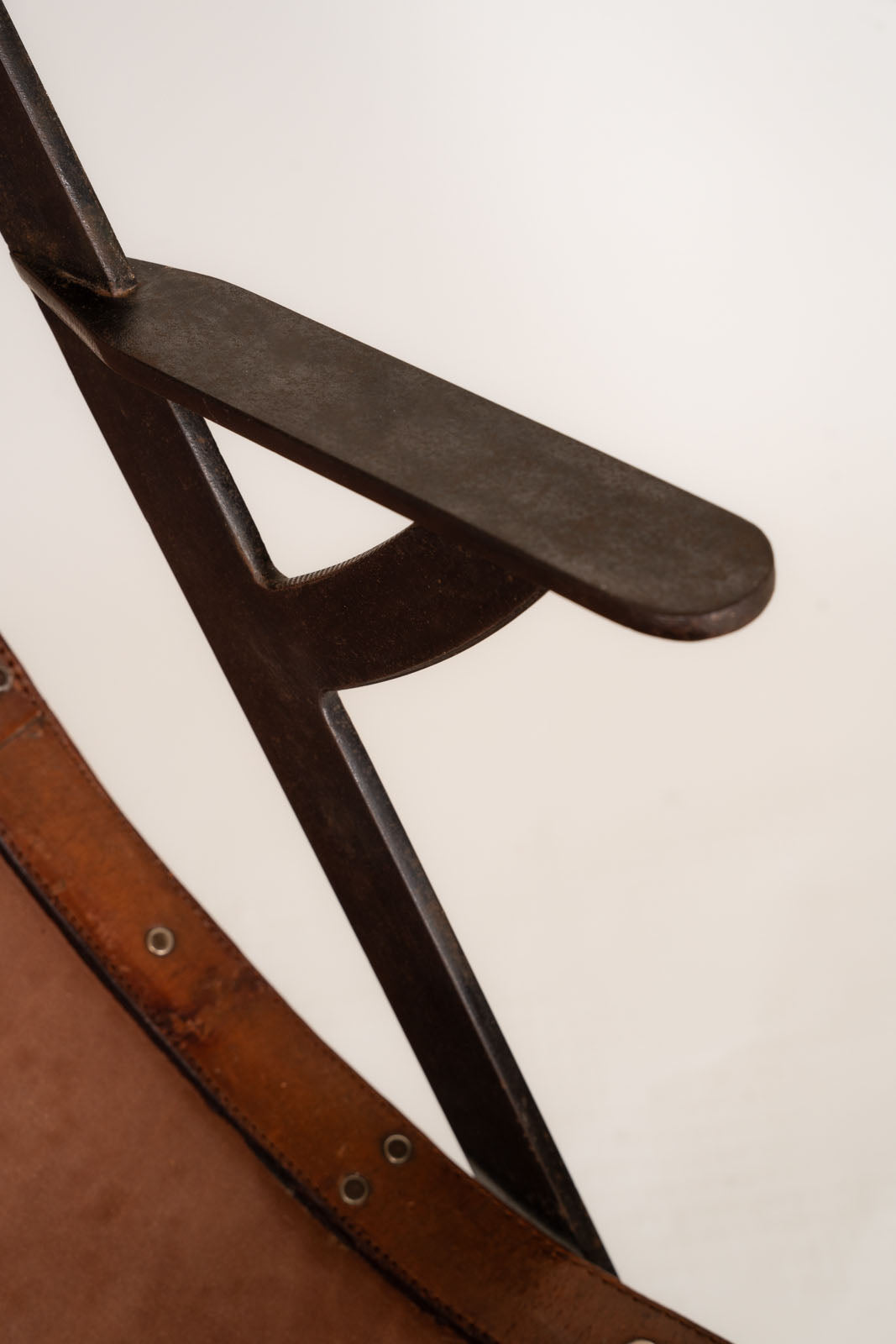 Fauteuil à bascule en cuir et fer forgé