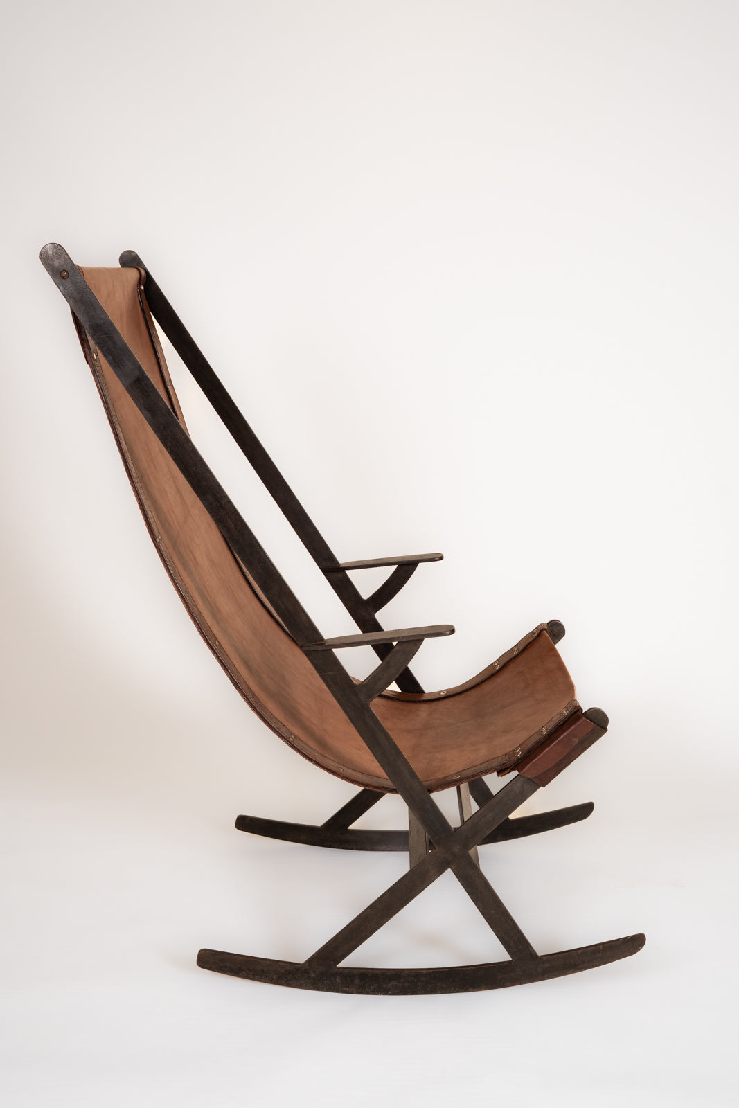 Silla mecedora de cuero y hierro forjado