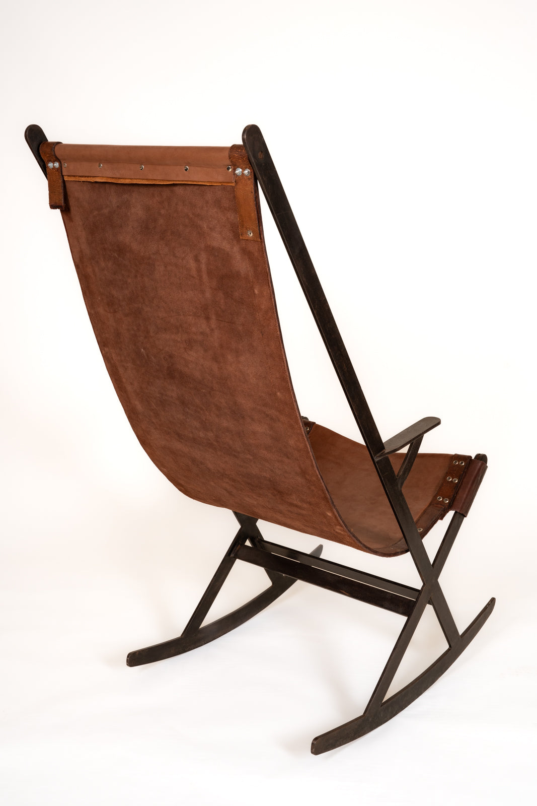 Silla mecedora de cuero y hierro forjado