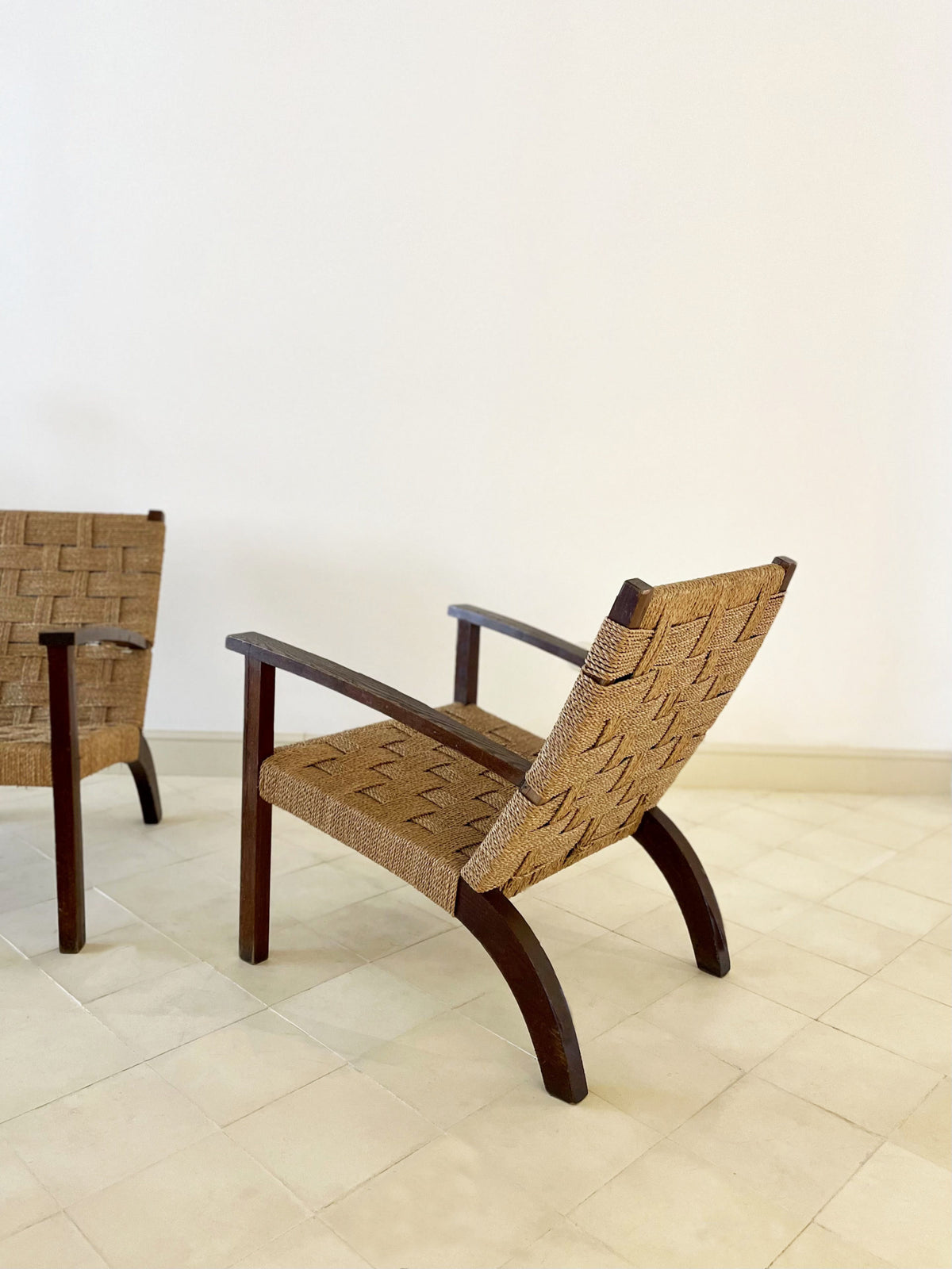 Paire de fauteuils en hêtre et sisal