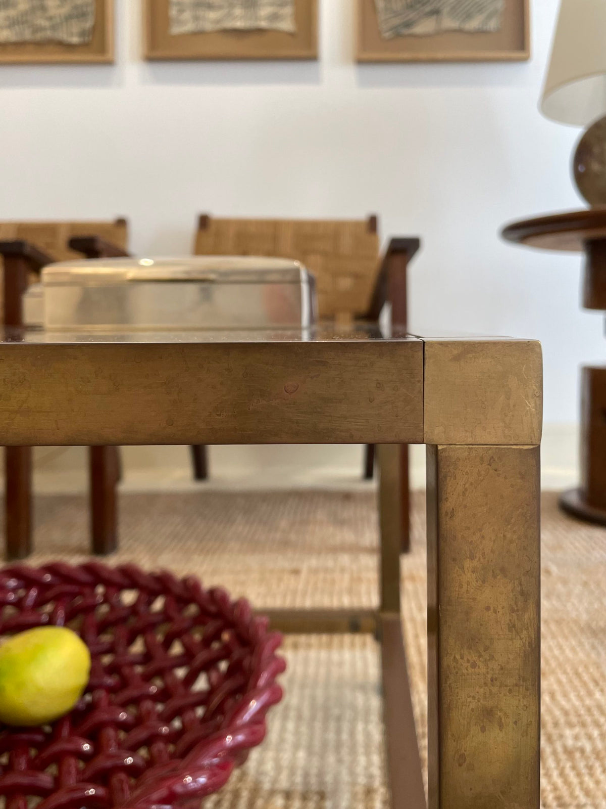 Paire de tables d’appoint en laiton et verre