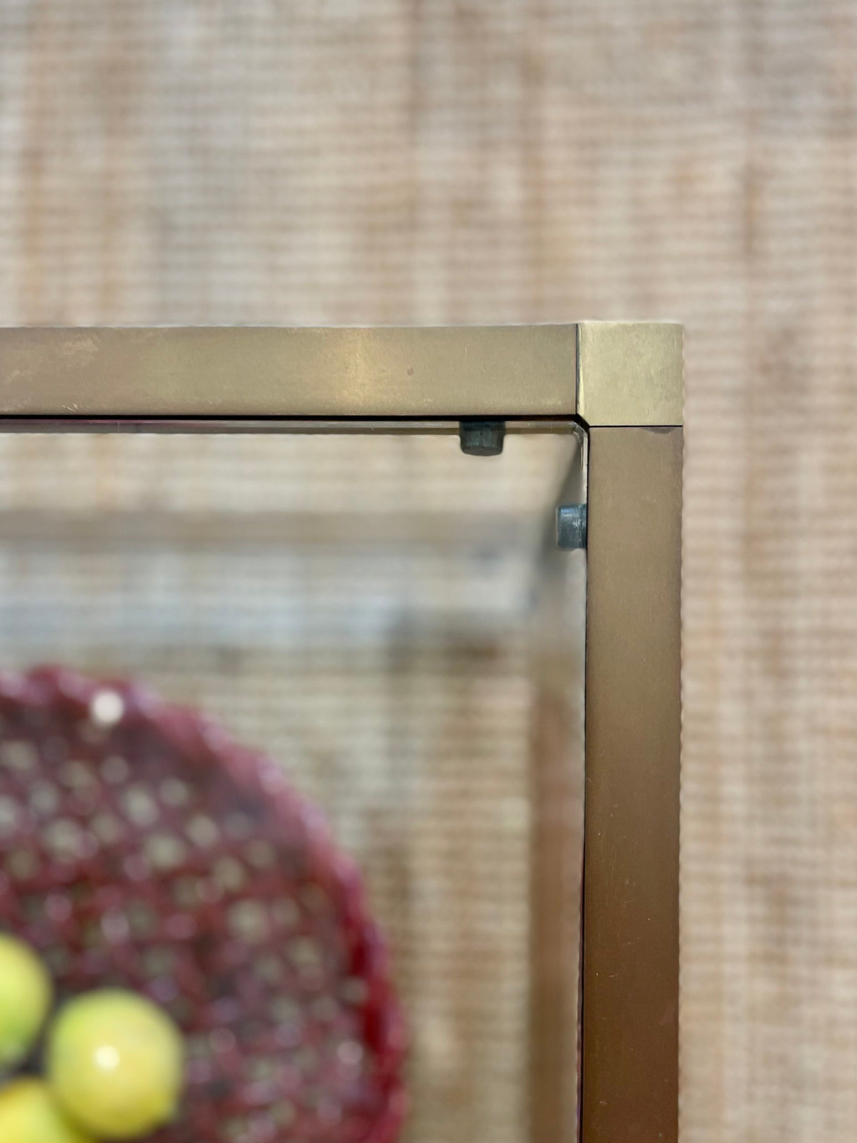 Paire de tables d’appoint en laiton et verre