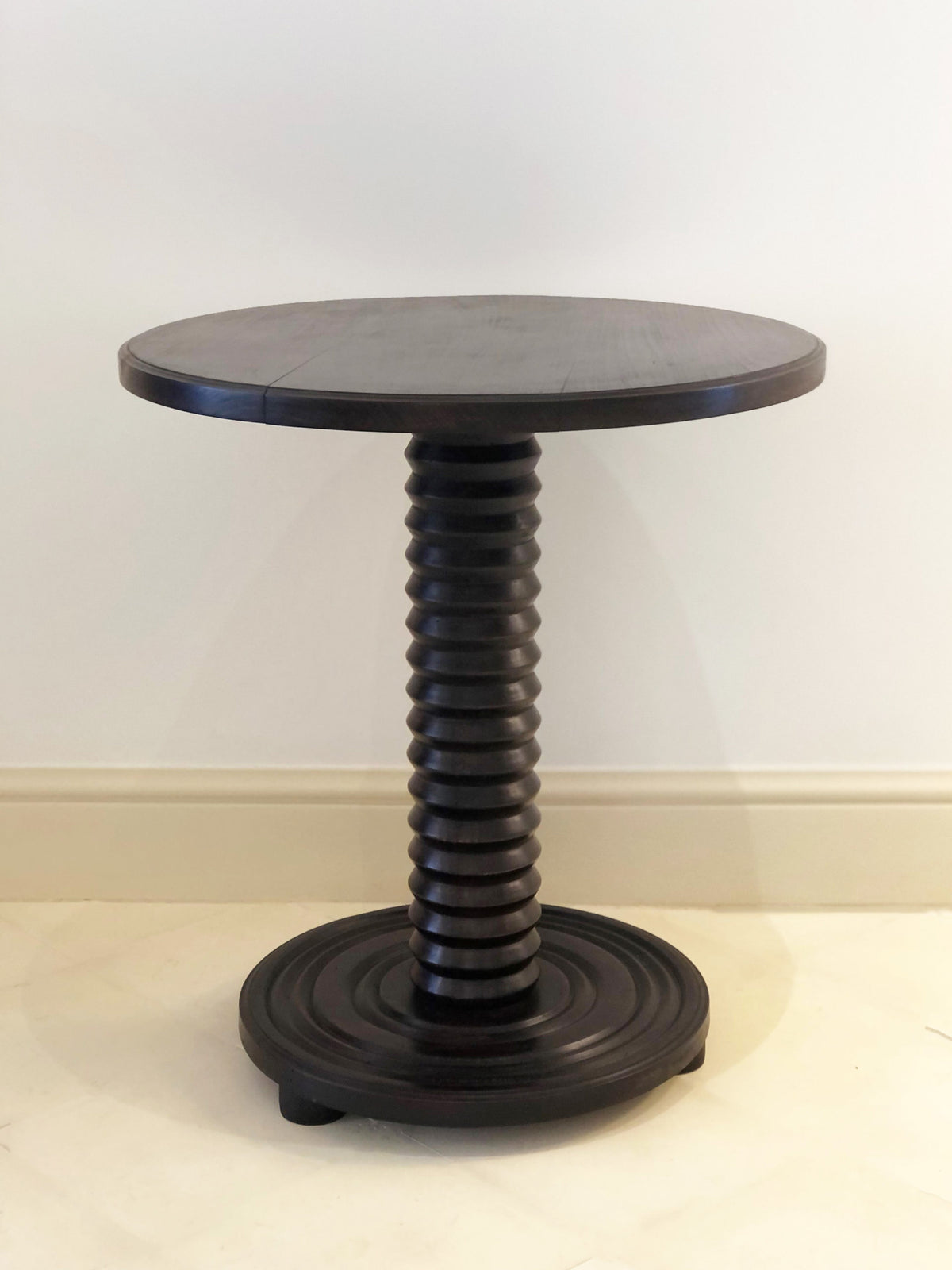 Mesa auxiliar de roble teñido