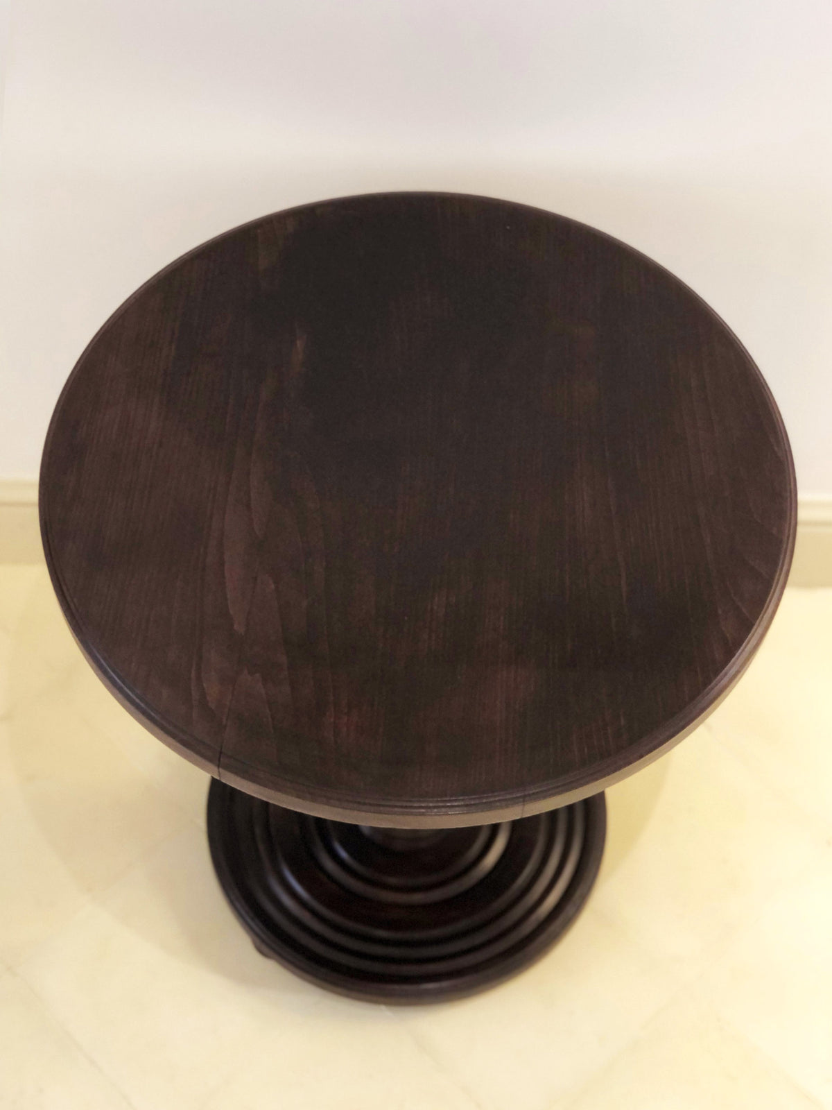 Mesa auxiliar de roble teñido