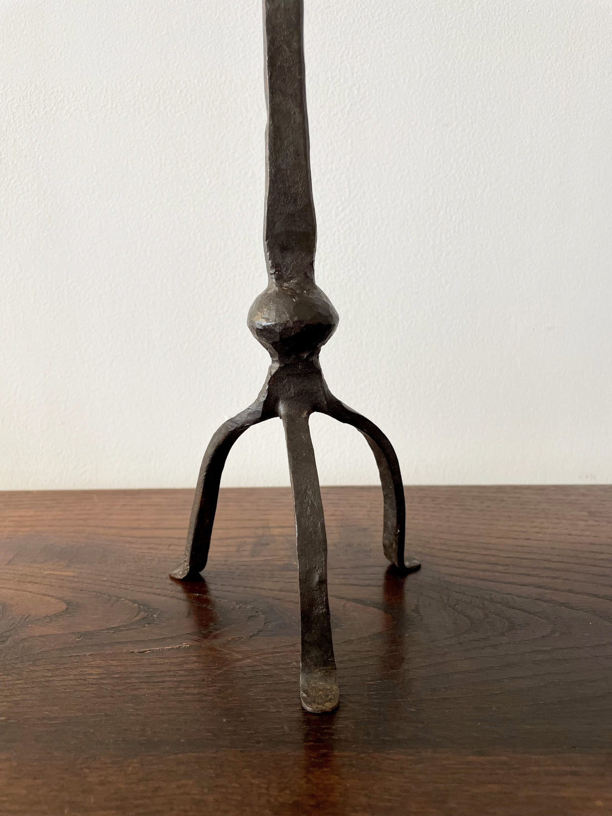 Bougeoir tripode en fer forgé