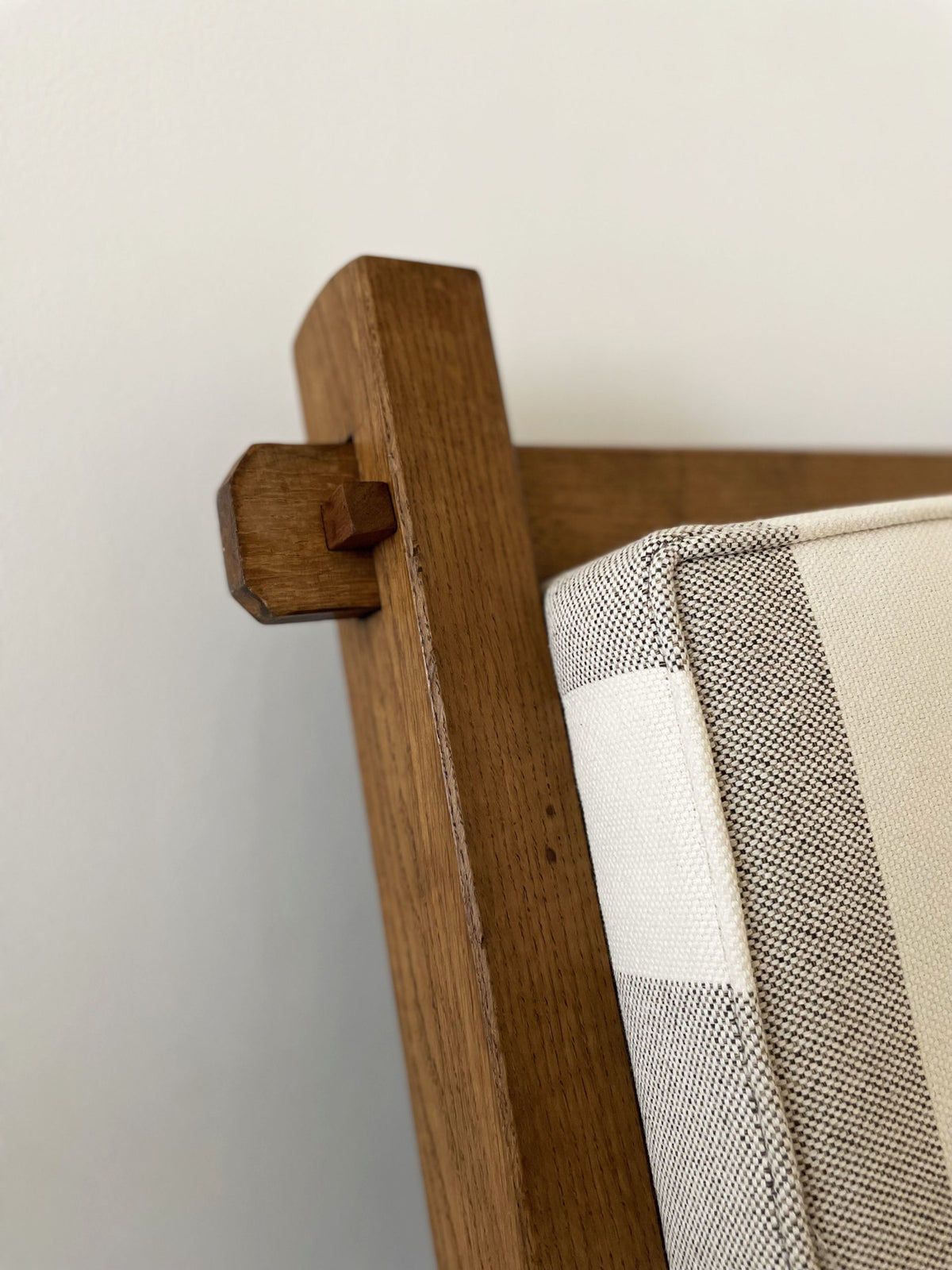 Canapé en chêne brutaliste et coussins sur mesure