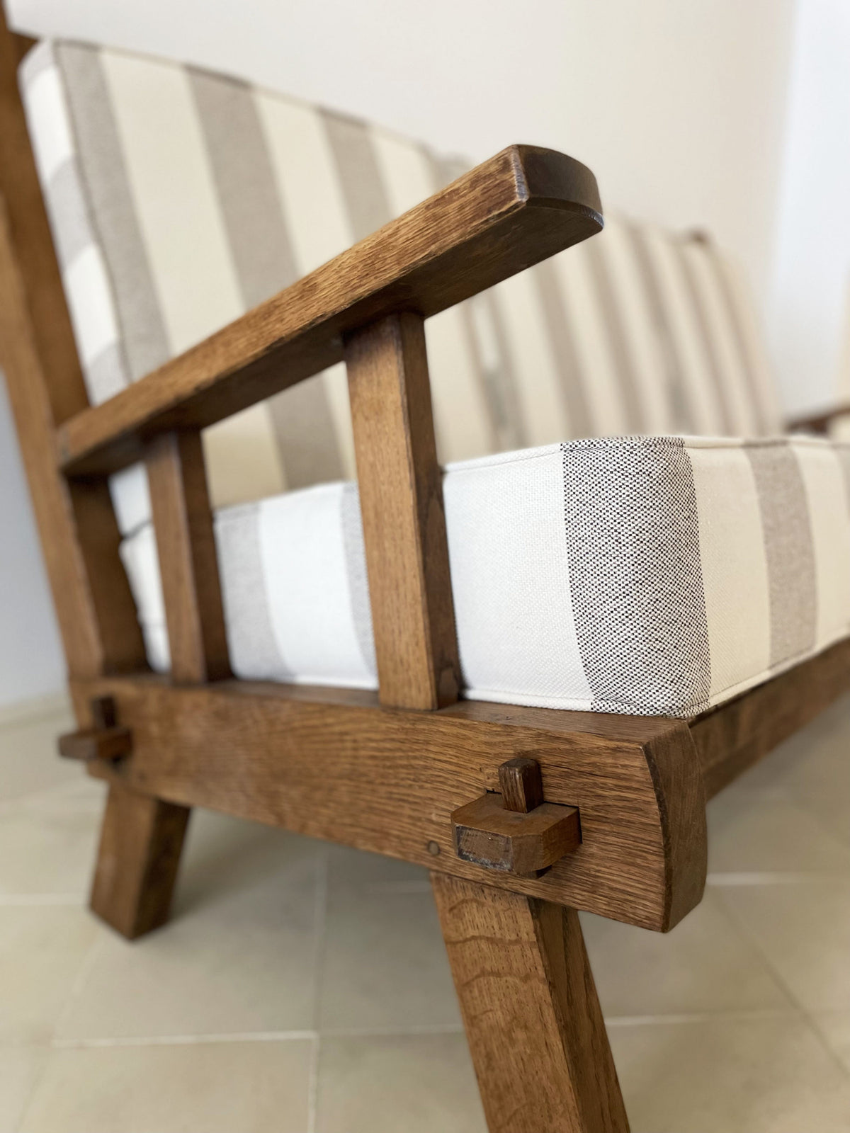 Canapé en chêne brutaliste et coussins sur mesure