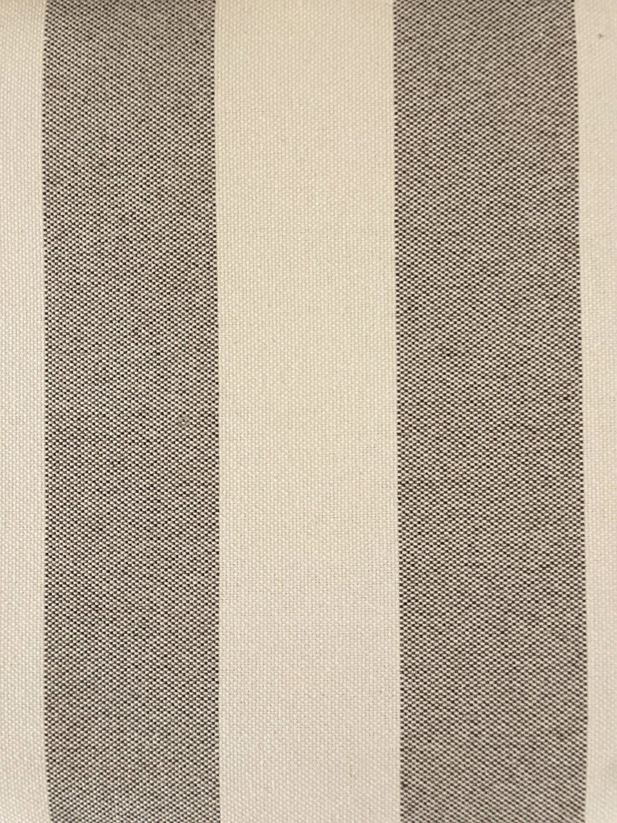 Canapé en chêne brutaliste et coussins sur mesure