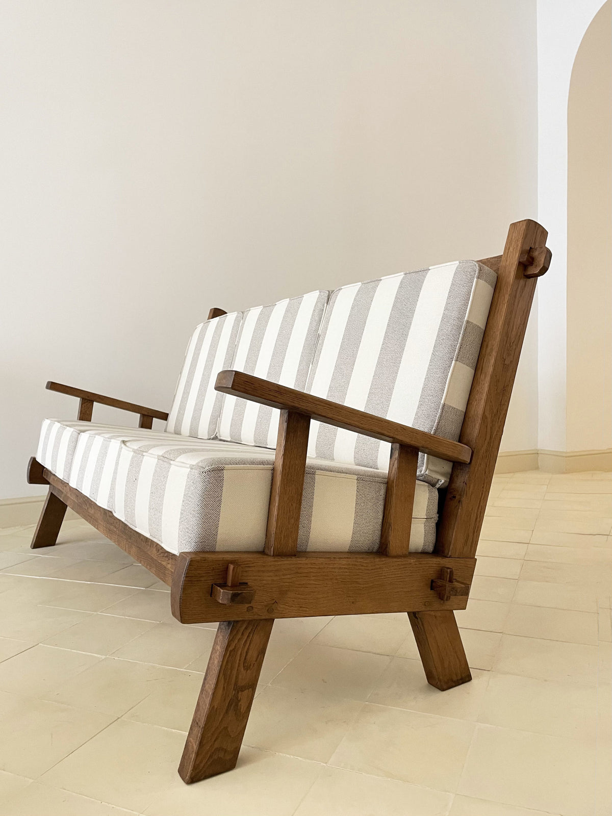 Canapé en chêne brutaliste et coussins sur mesure