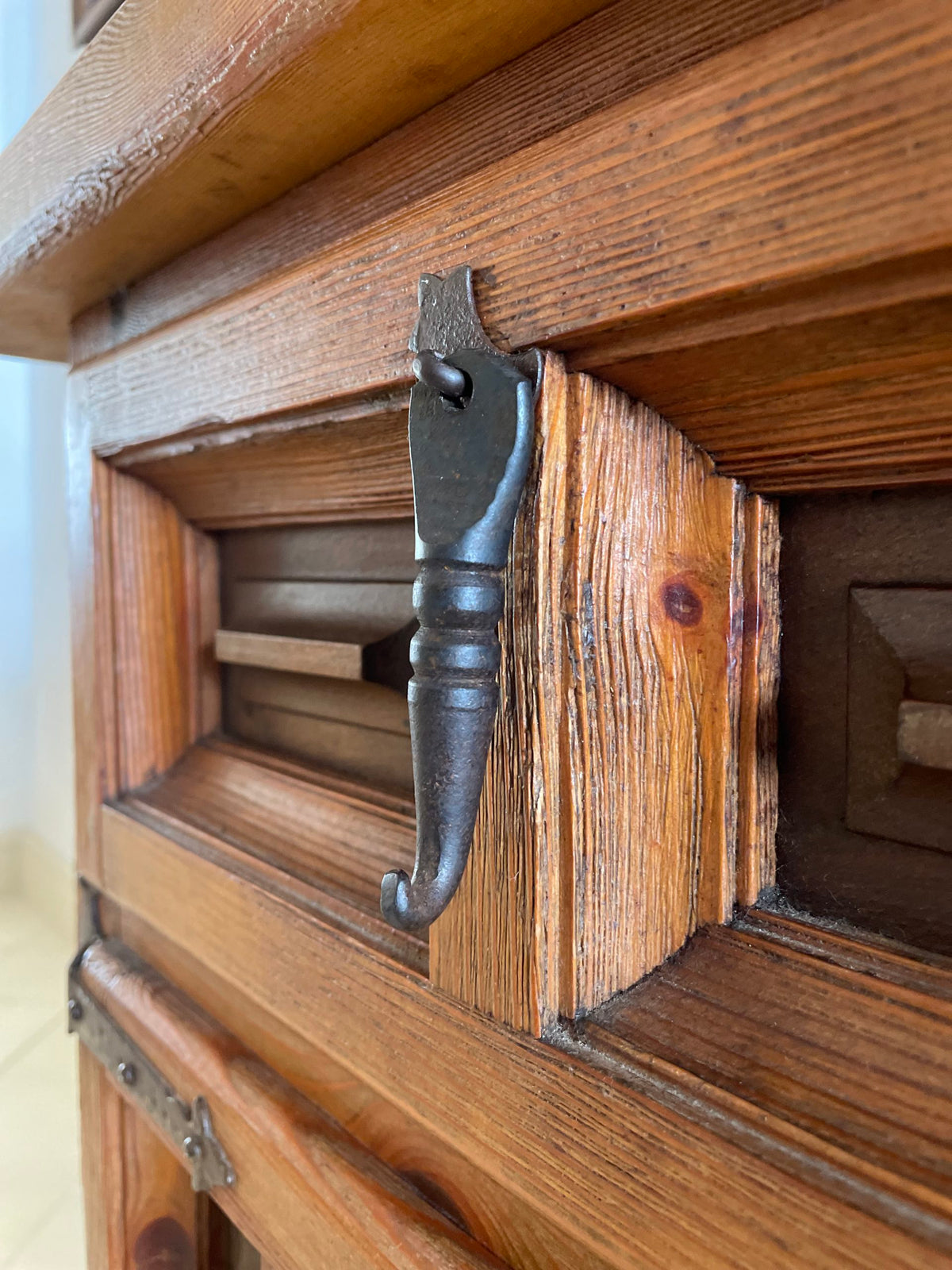 Enfilade en pin et fer forgé