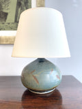 Lampe en céramique à motifs de plumes d’oiseau