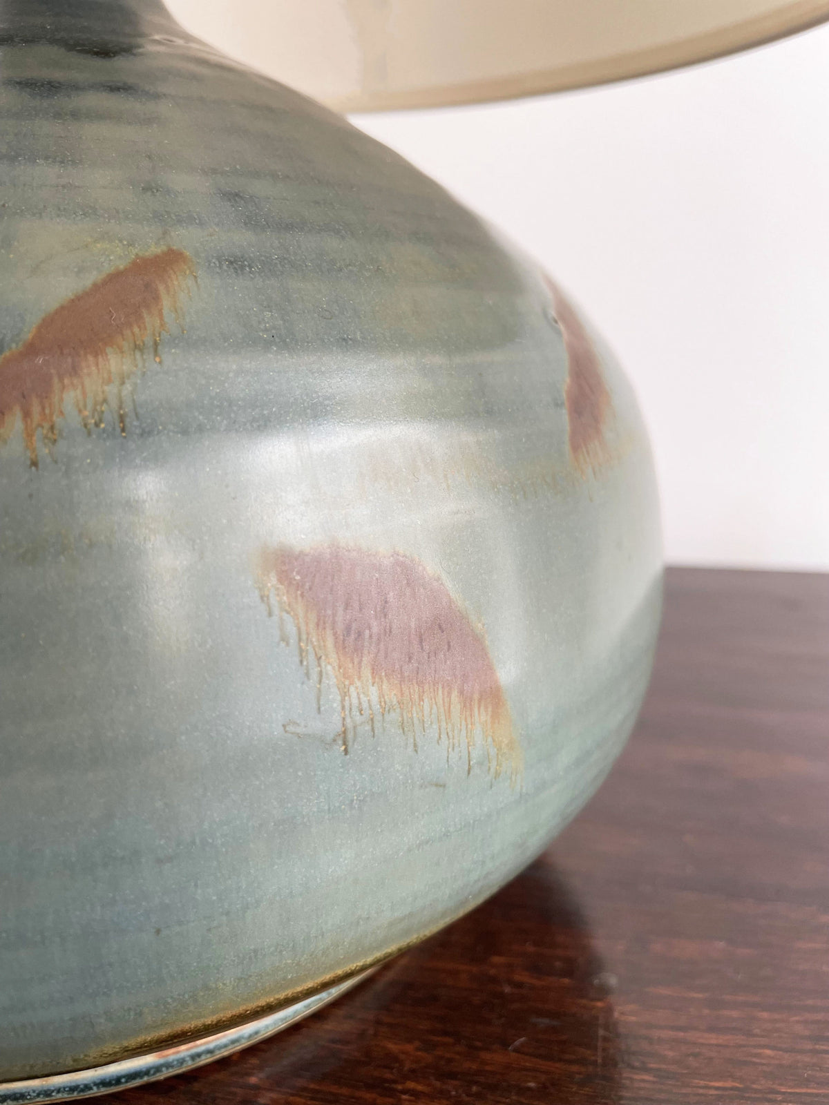 Lampe en céramique à motifs de plumes d’oiseau
