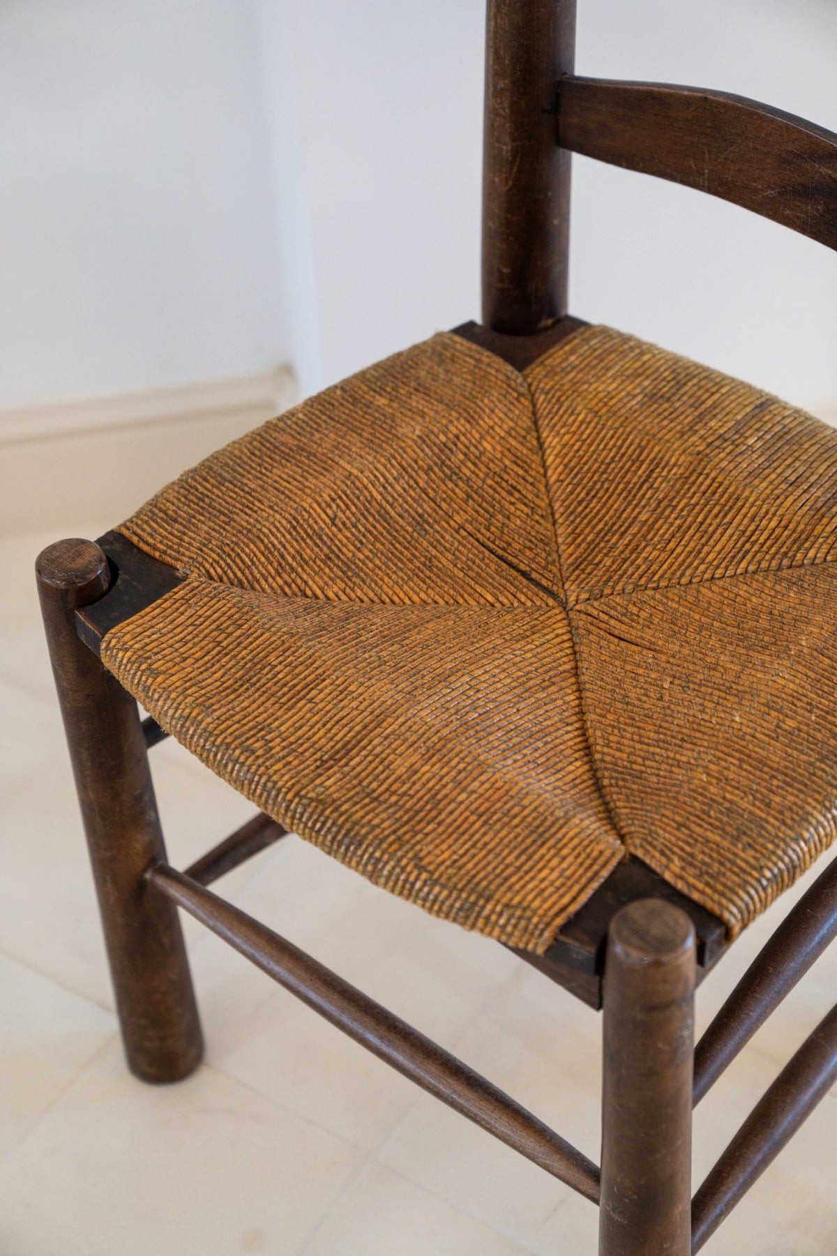 Suite de six chaises en hêtre et assise paillée.