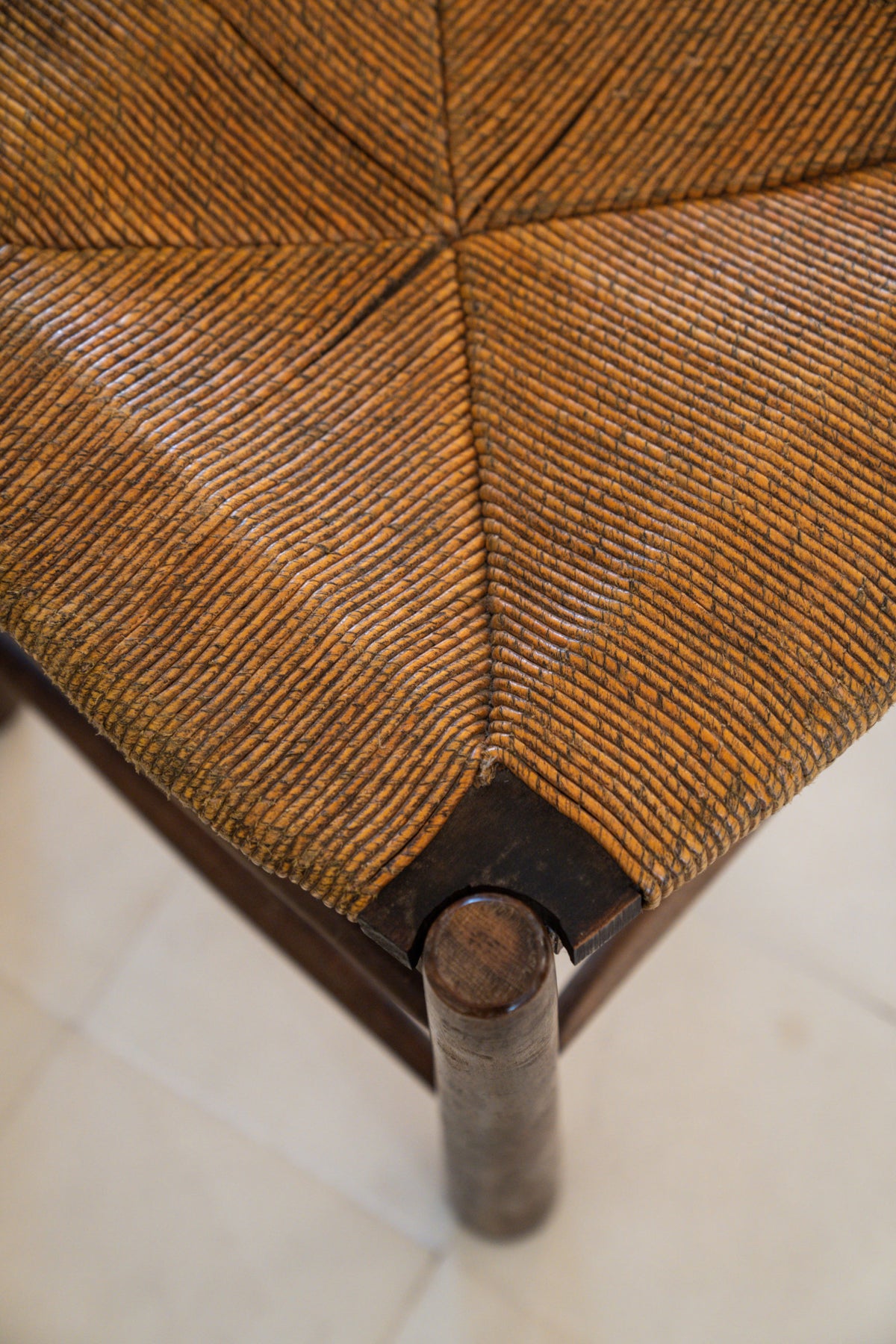 Suite de six chaises en hêtre et assise paillée.