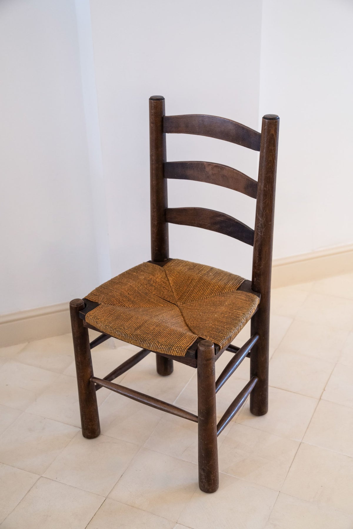 Suite de six chaises en hêtre et assise paillée.