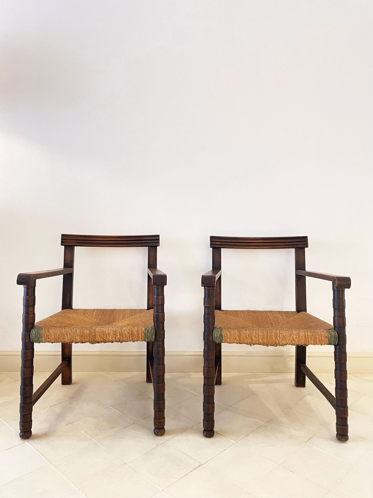 Paire de fauteuils en chêne et assise paillée