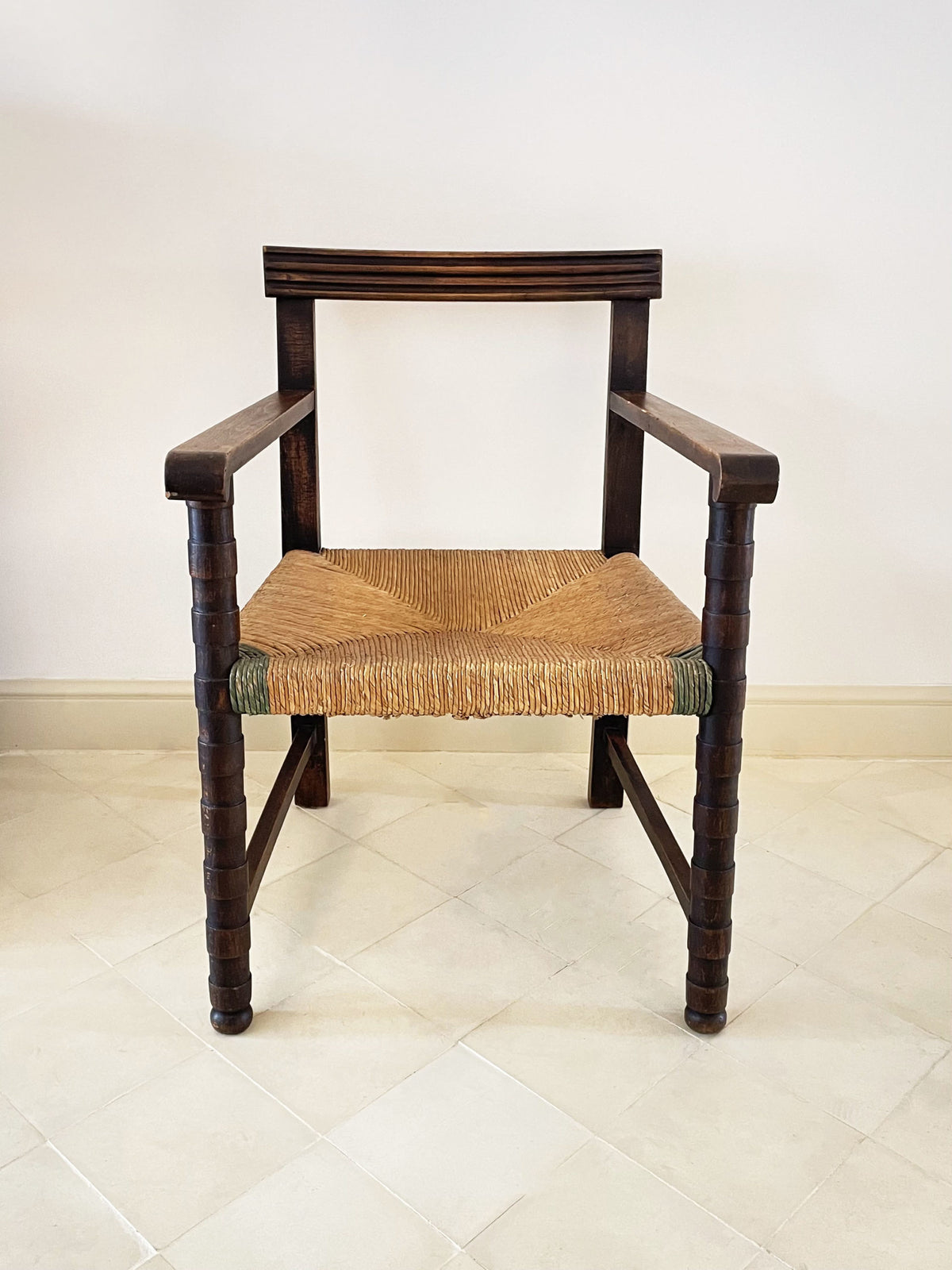 Paire de fauteuils en chêne et assise paillée