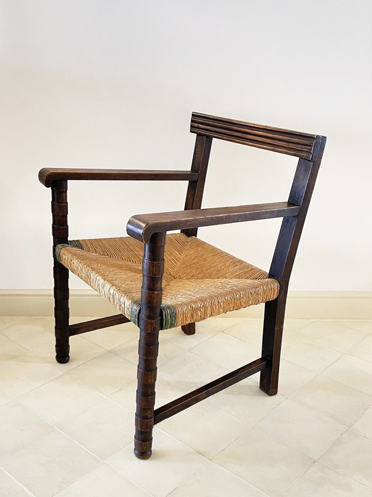 Paire de fauteuils en chêne et assise paillée