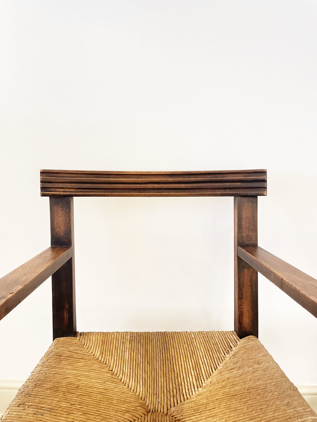 Paire de fauteuils en chêne et assise paillée