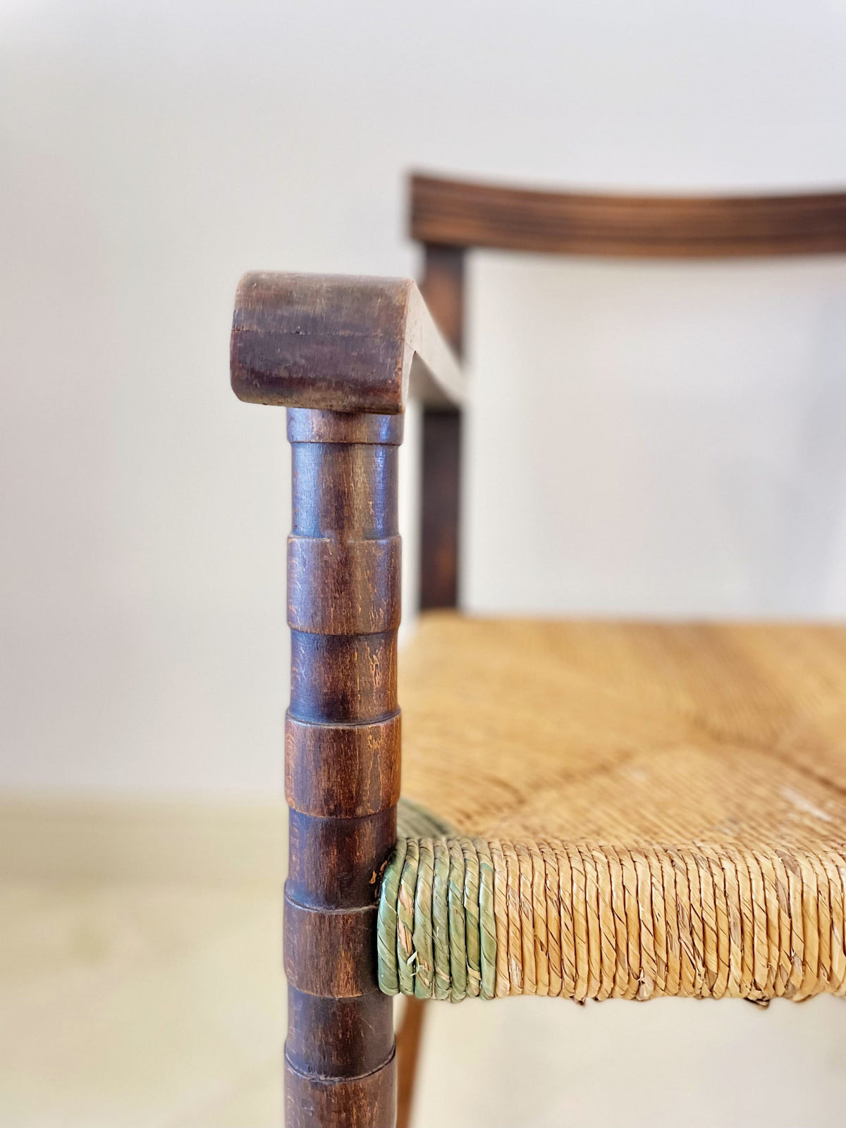 Paire de fauteuils en chêne et assise paillée