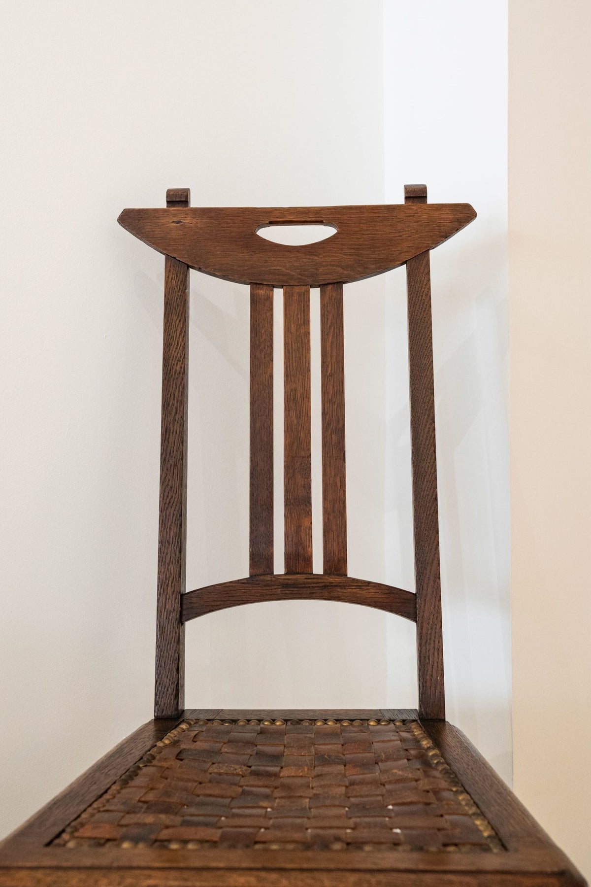 Chaise en chêne, assise en cuir tressée.