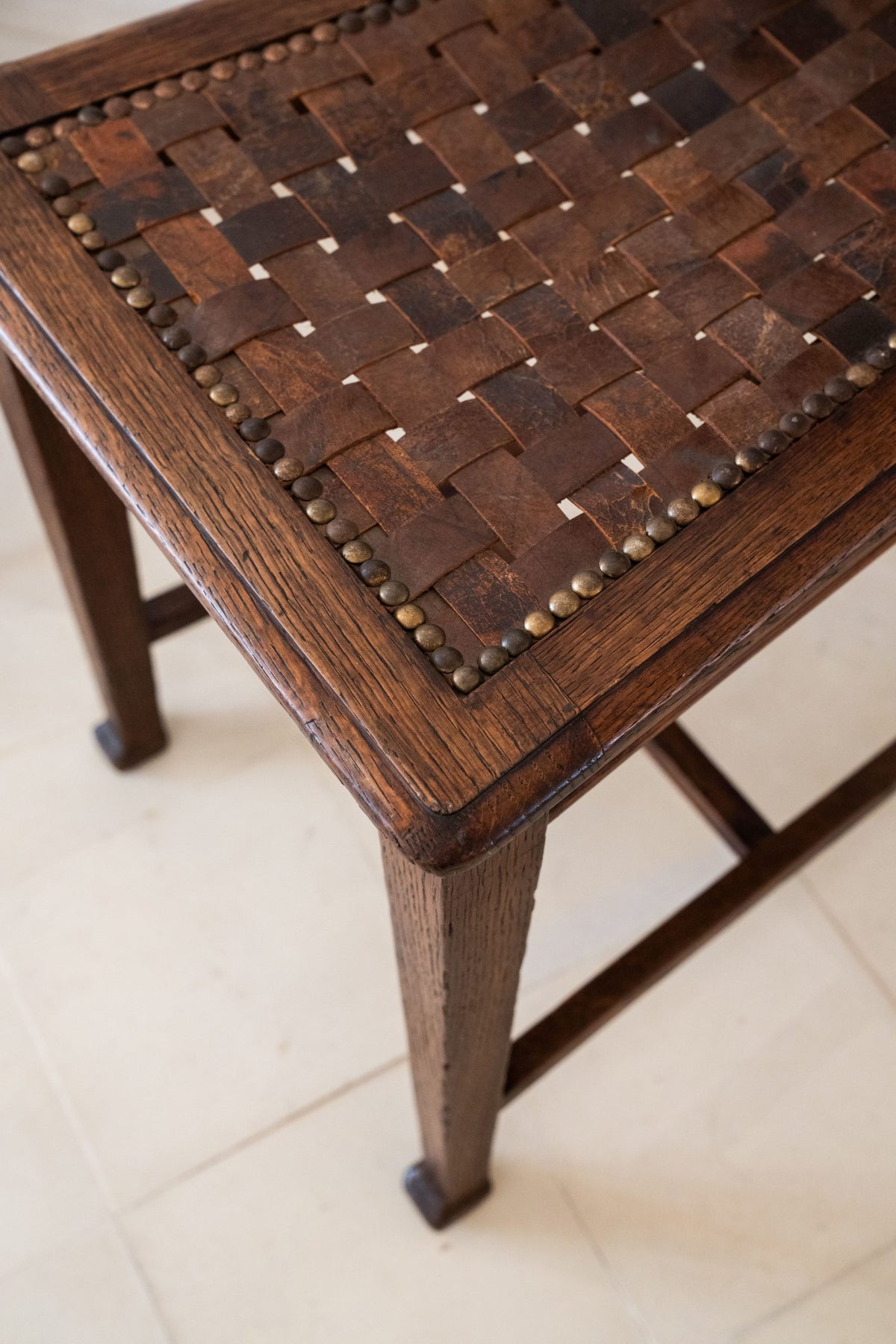 Chaise en chêne, assise en cuir tressée.