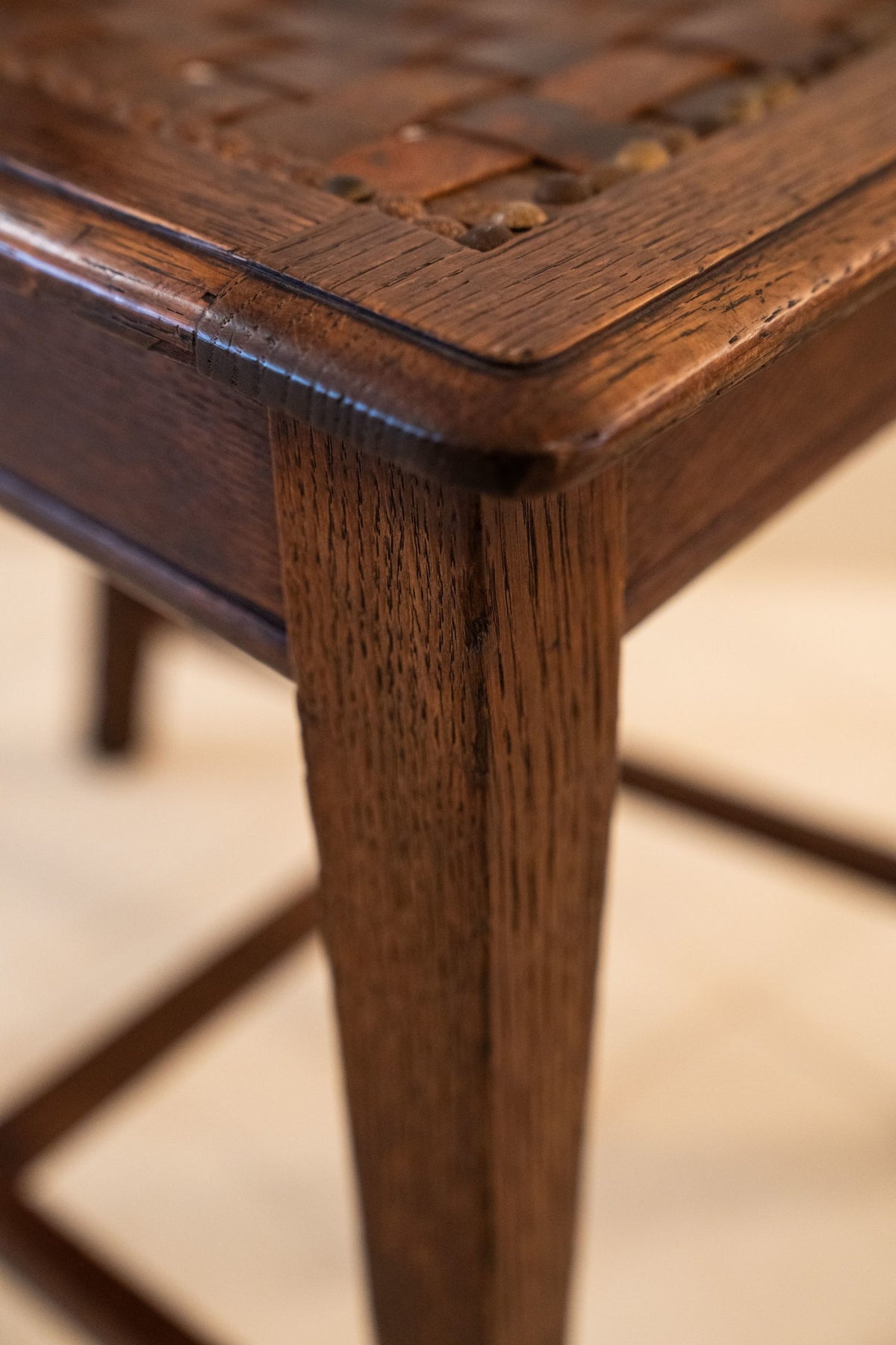 Chaise en chêne, assise en cuir tressée.