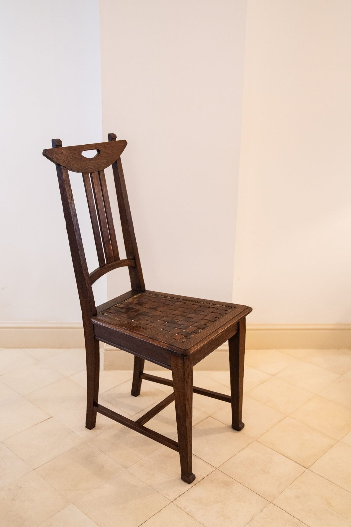 Chaise en chêne, assise en cuir tressée.