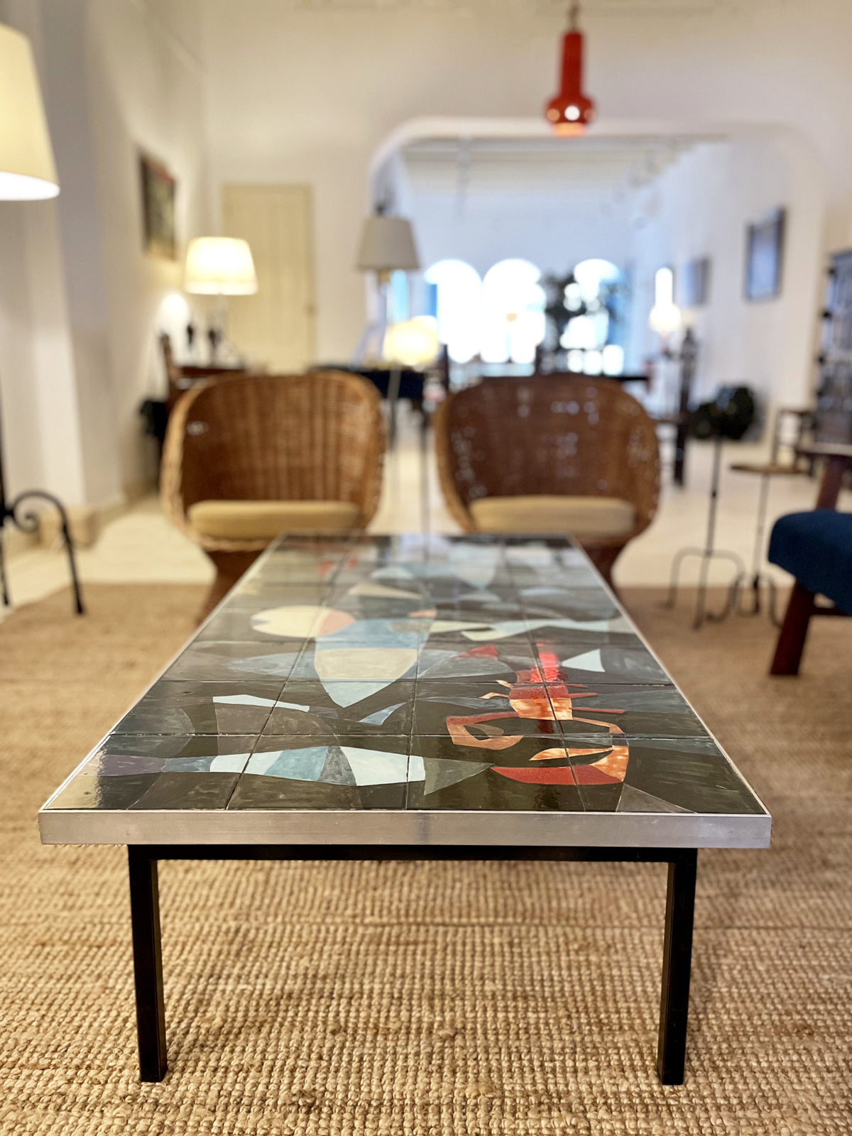 Table basse au dessus de céramique polychrome