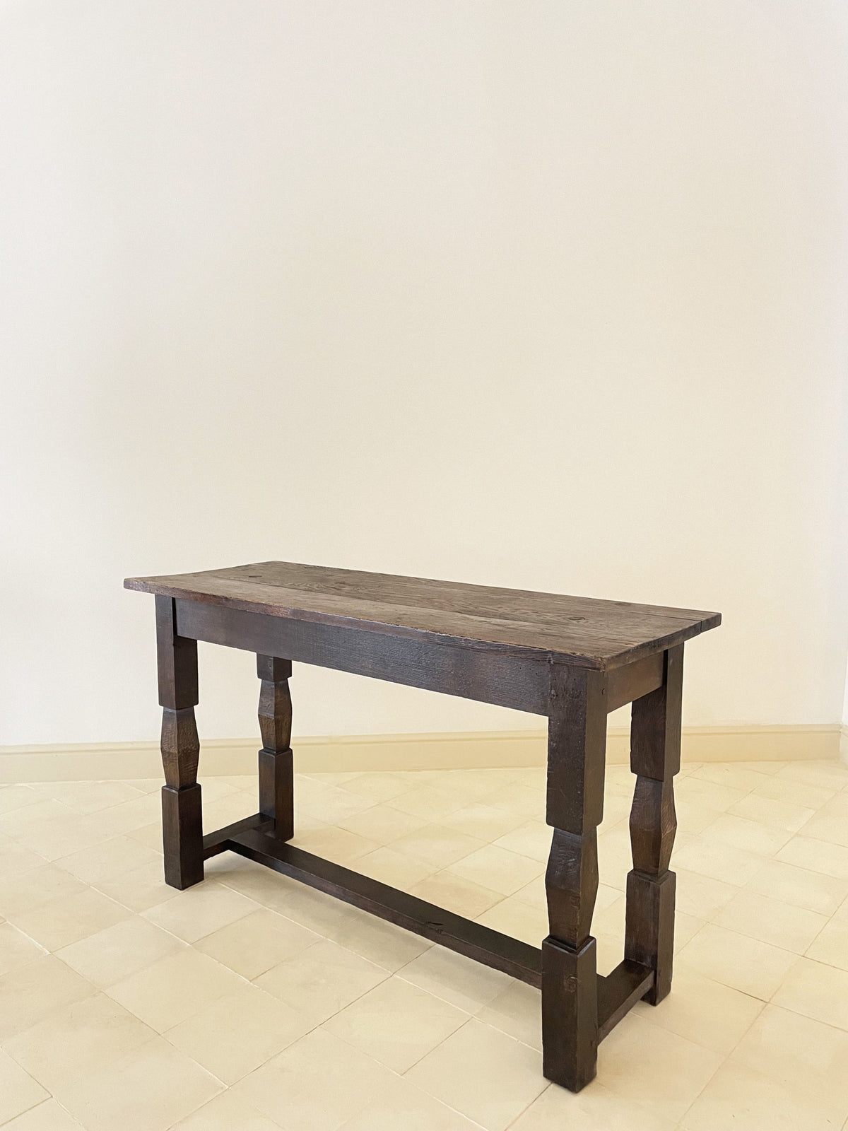Consola de roble macizo teñido