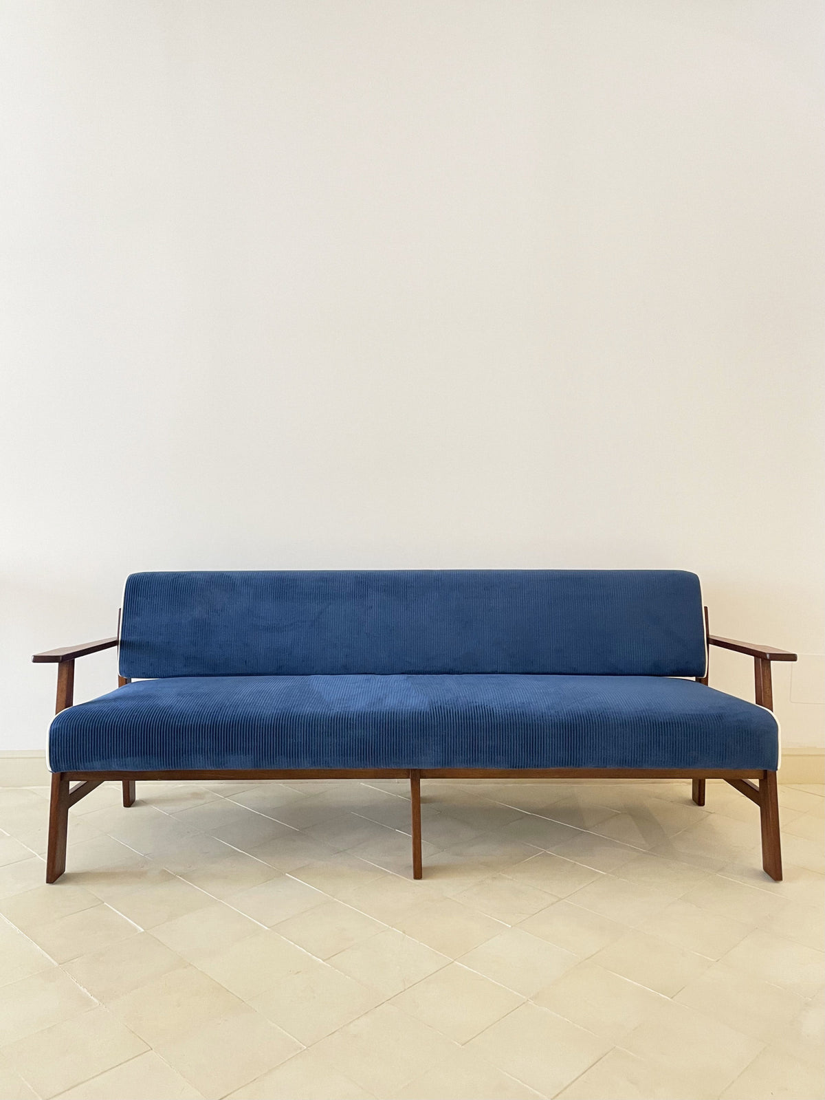 Sofá de terciopelo azul