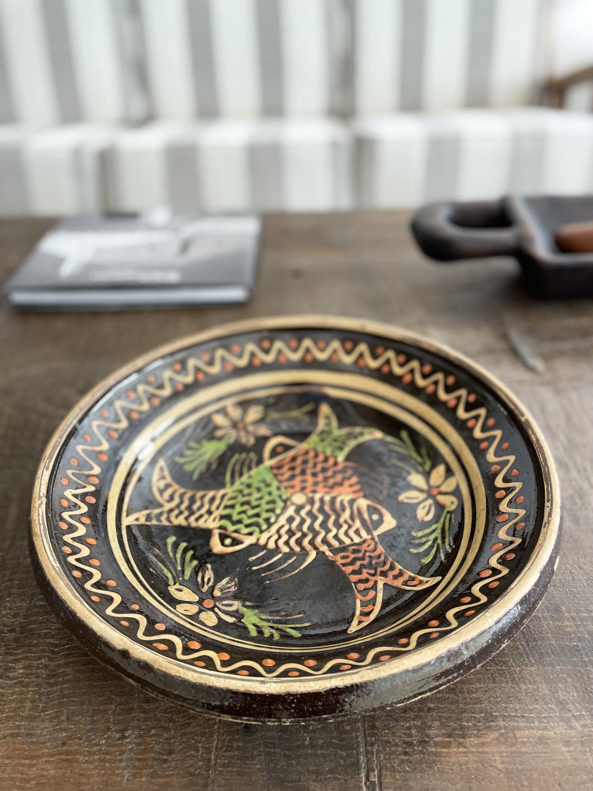Plato de terracota esmaltada con tres peces