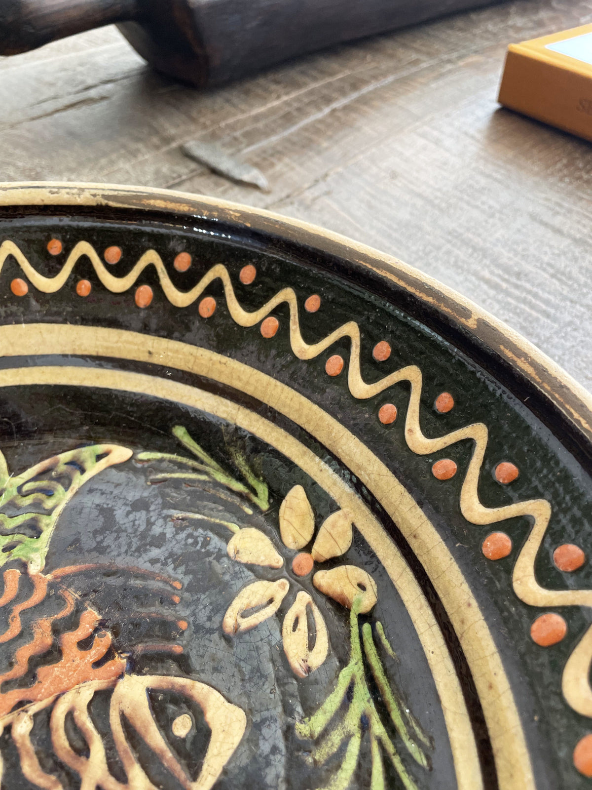 Plato de terracota esmaltada con tres peces