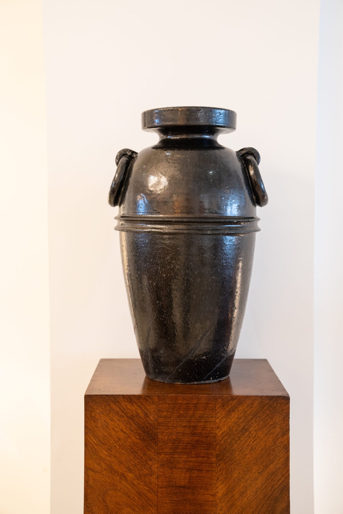 Grand vase noir en céramique émaillée