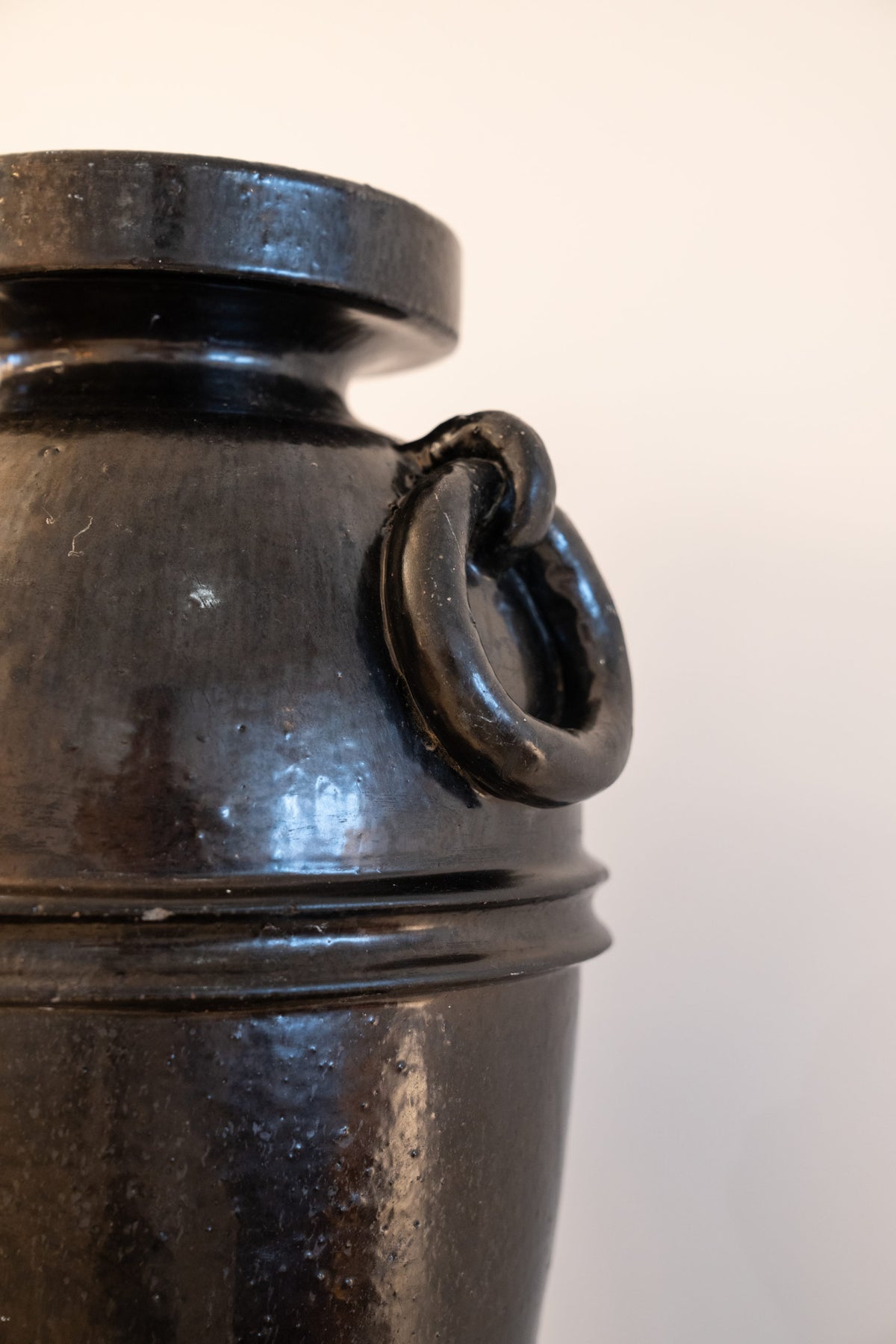 Grand vase noir en céramique émaillée