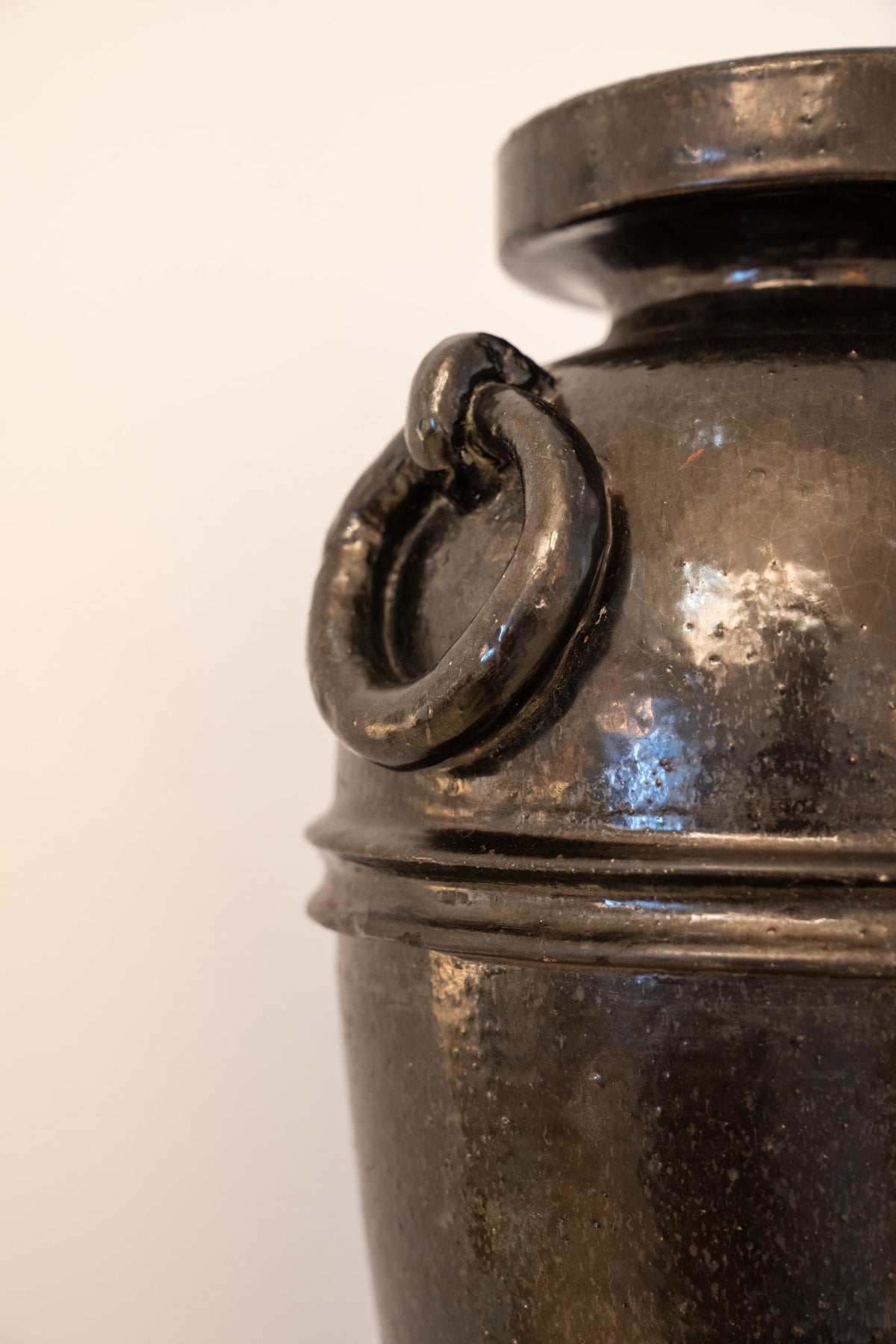 Grand vase noir en céramique émaillée