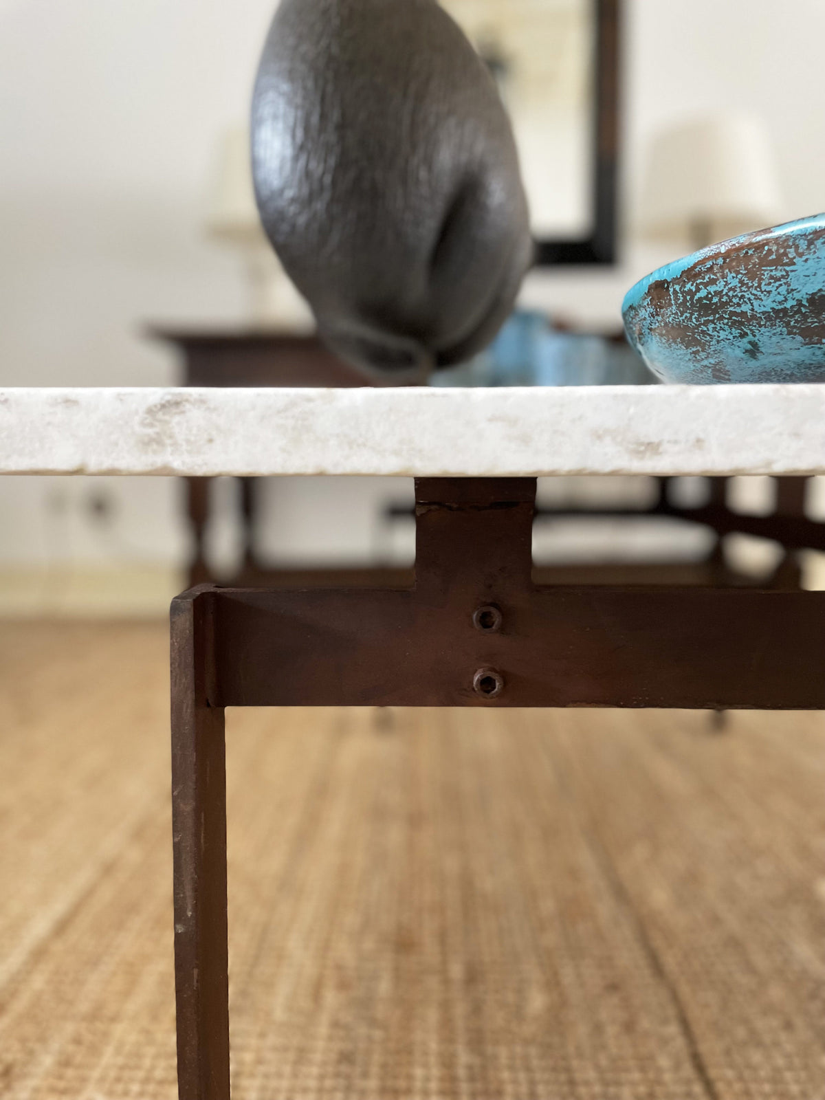 Table basse en fer forgé oxydé et plateau de pierre blanche