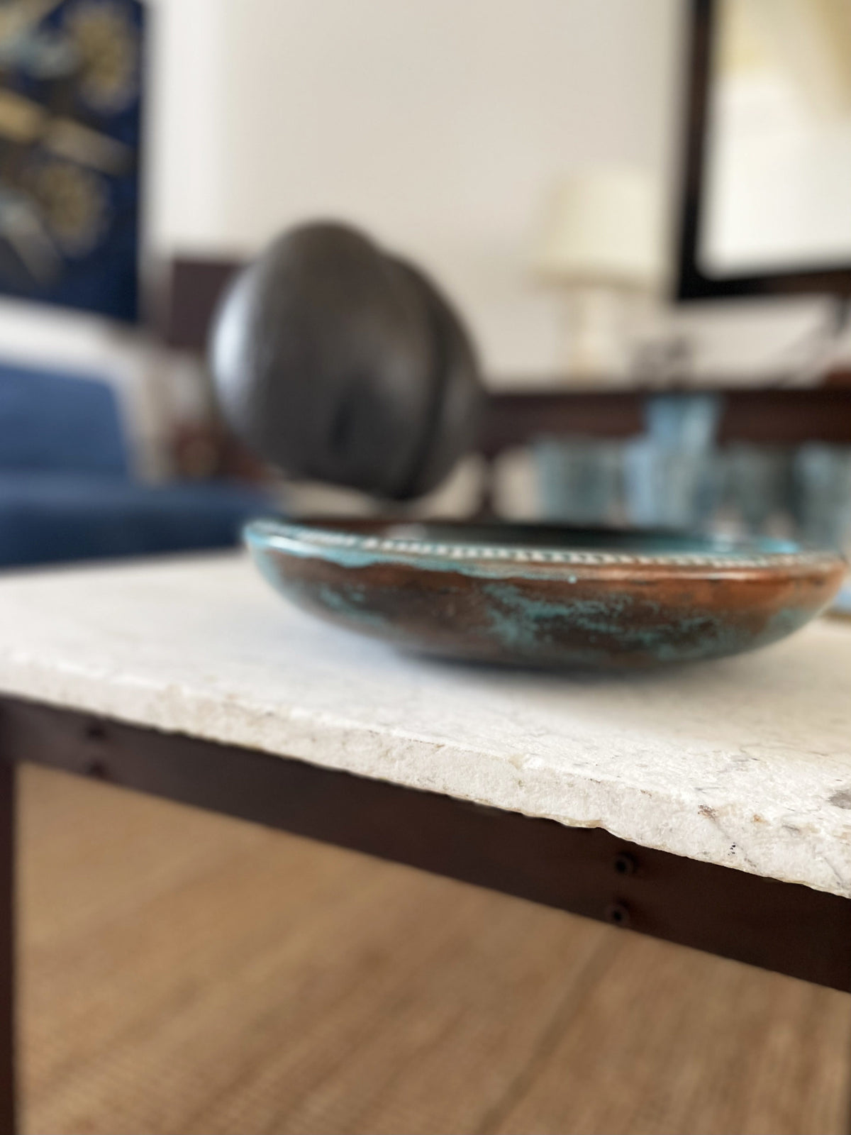 Table basse en fer forgé oxydé et plateau de pierre blanche