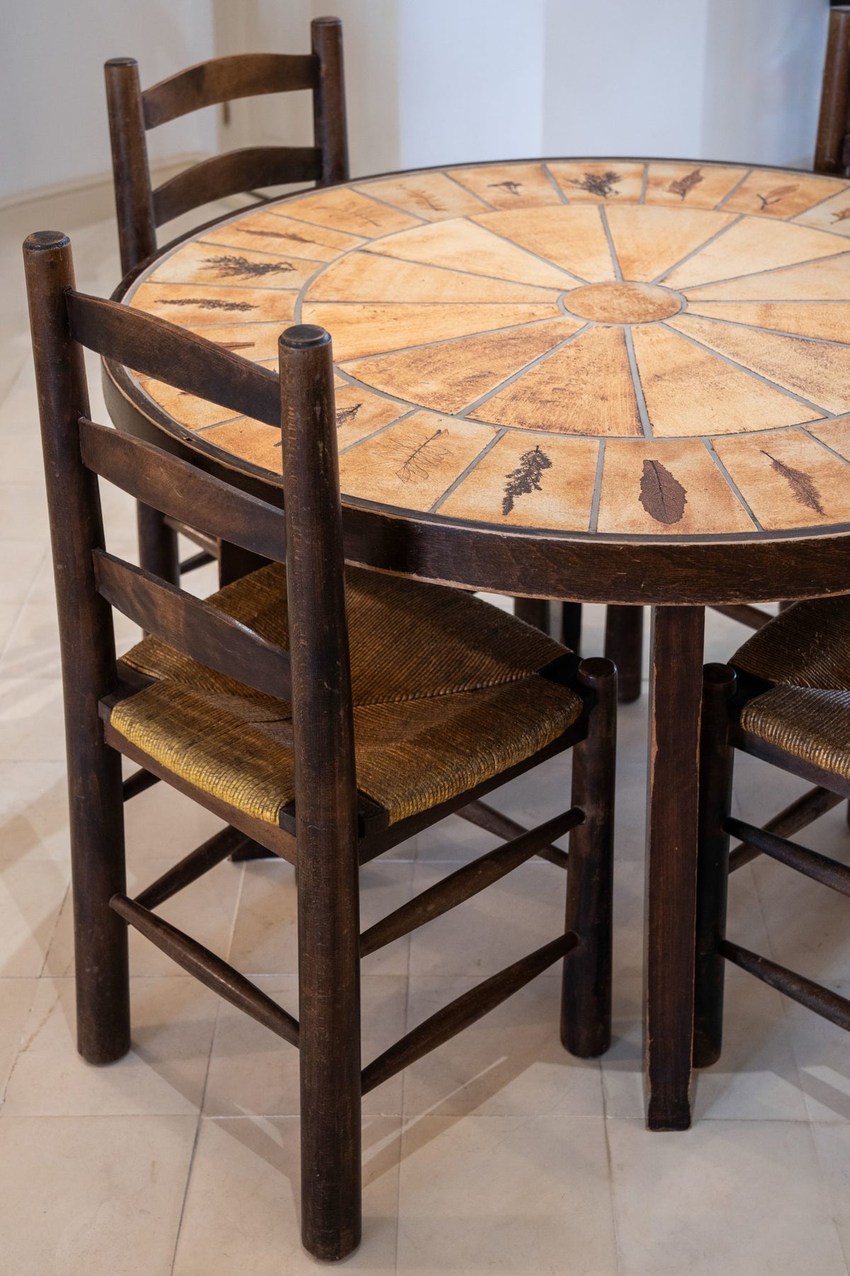 Suite de six chaises en hêtre et assise paillée.