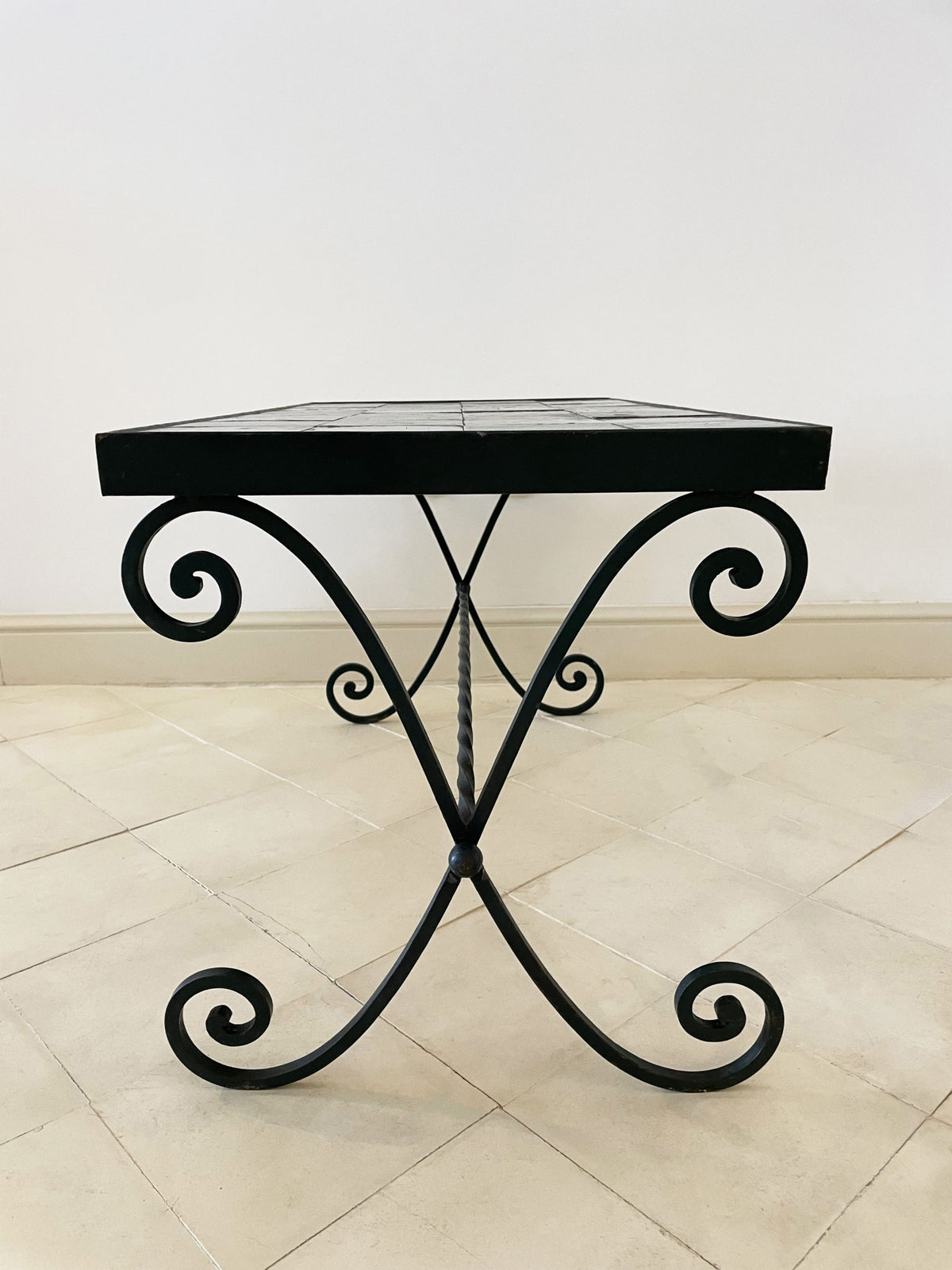Table en fer forgé et dessus de céramique émaillée