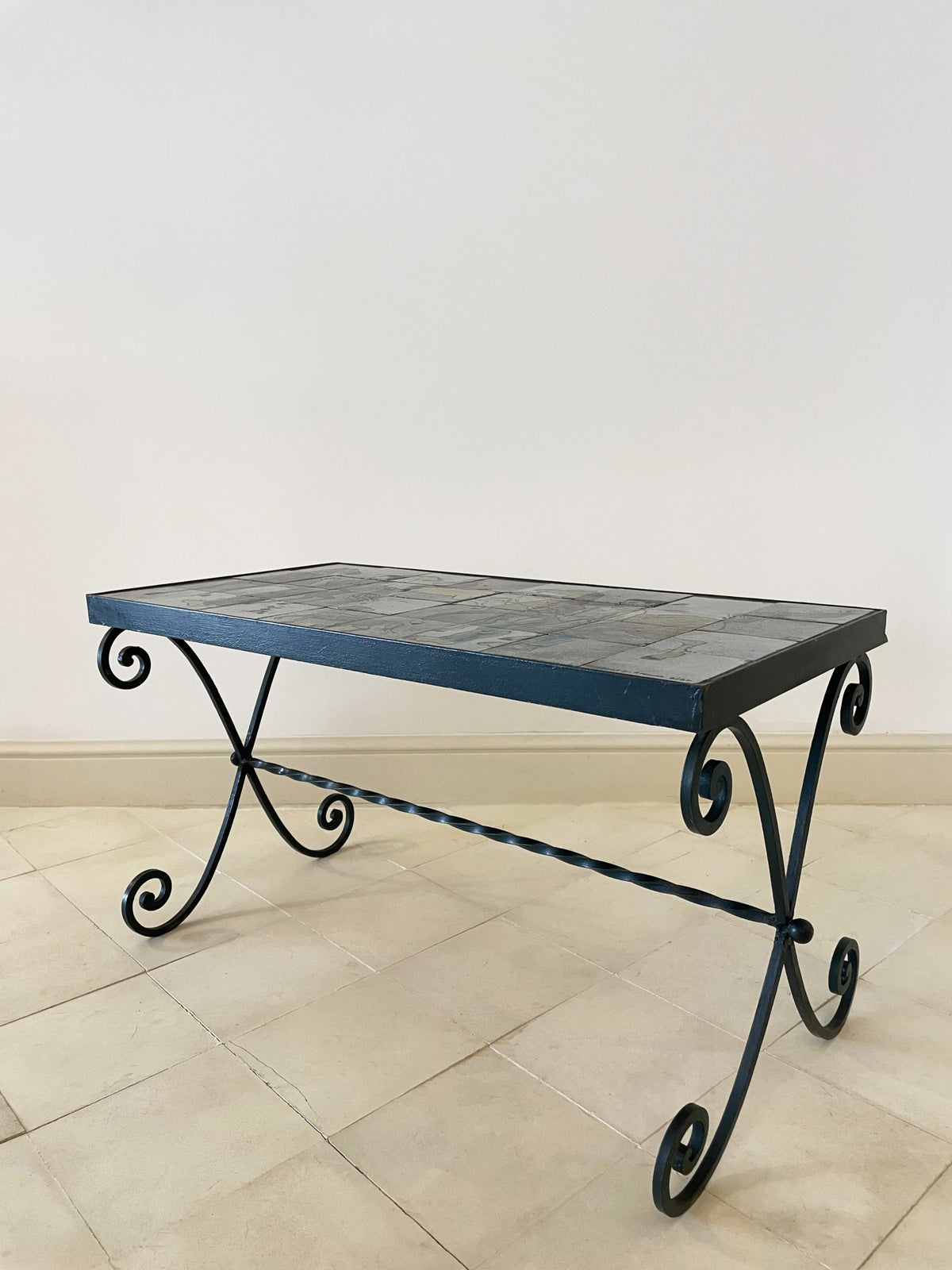 Table en fer forgé et dessus de céramique émaillée