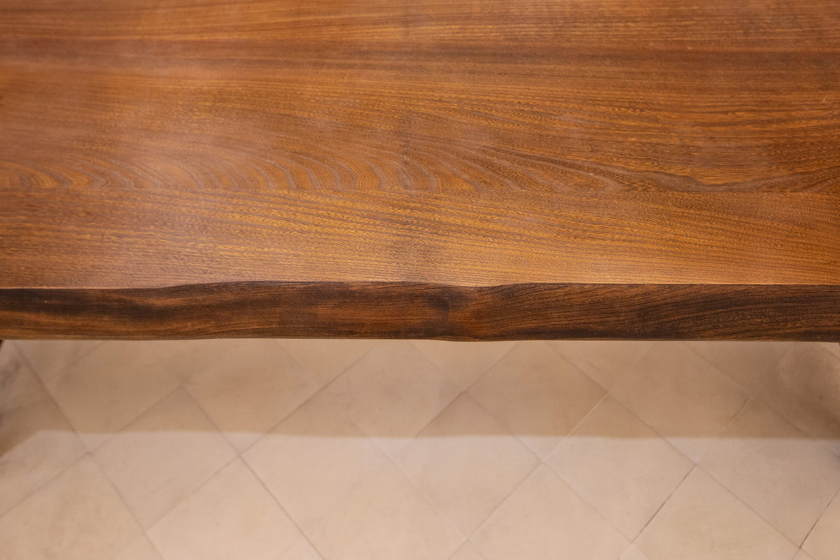 Mesa de comedor brutalista de olmo