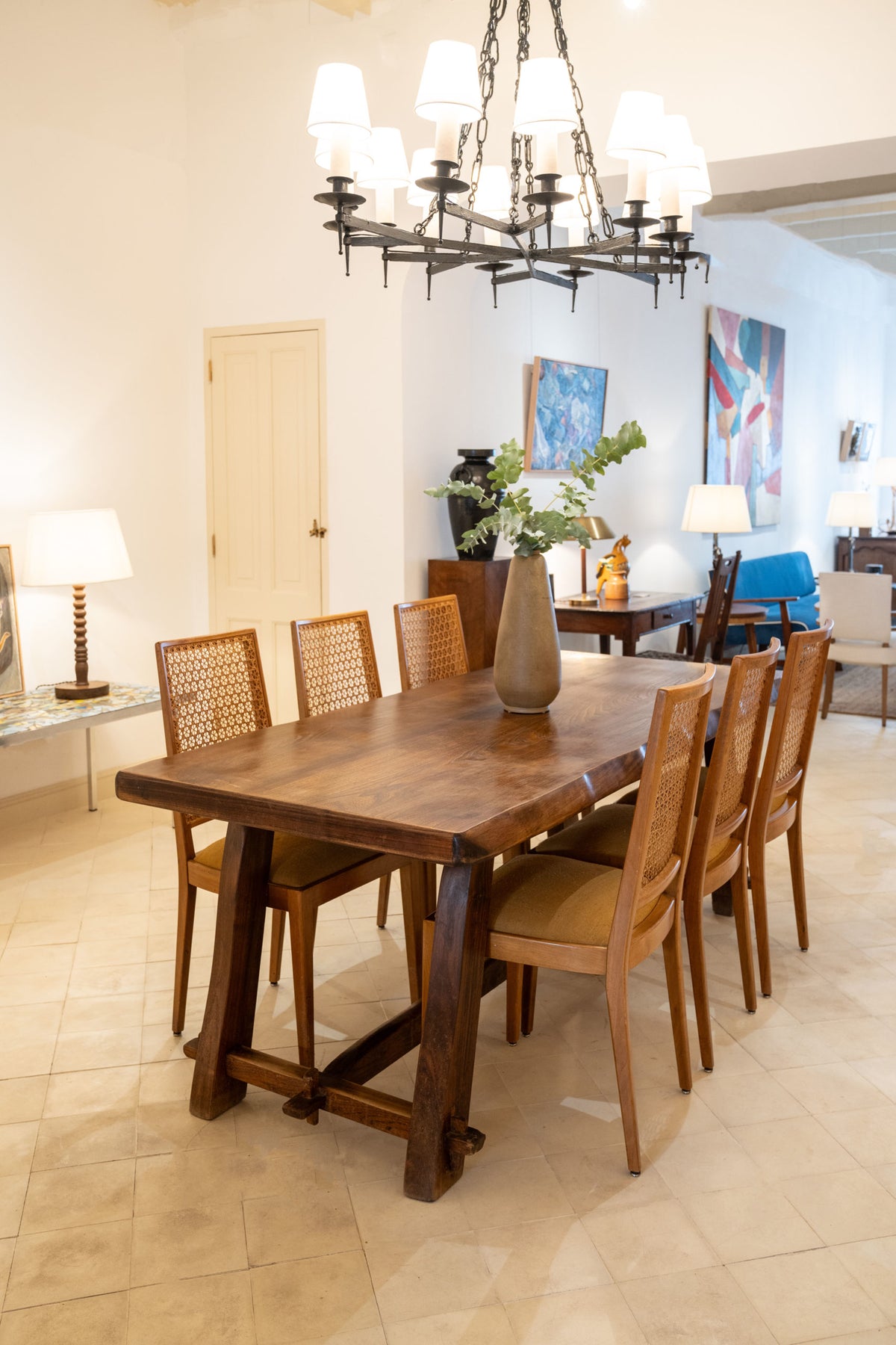 Mesa de comedor brutalista de olmo